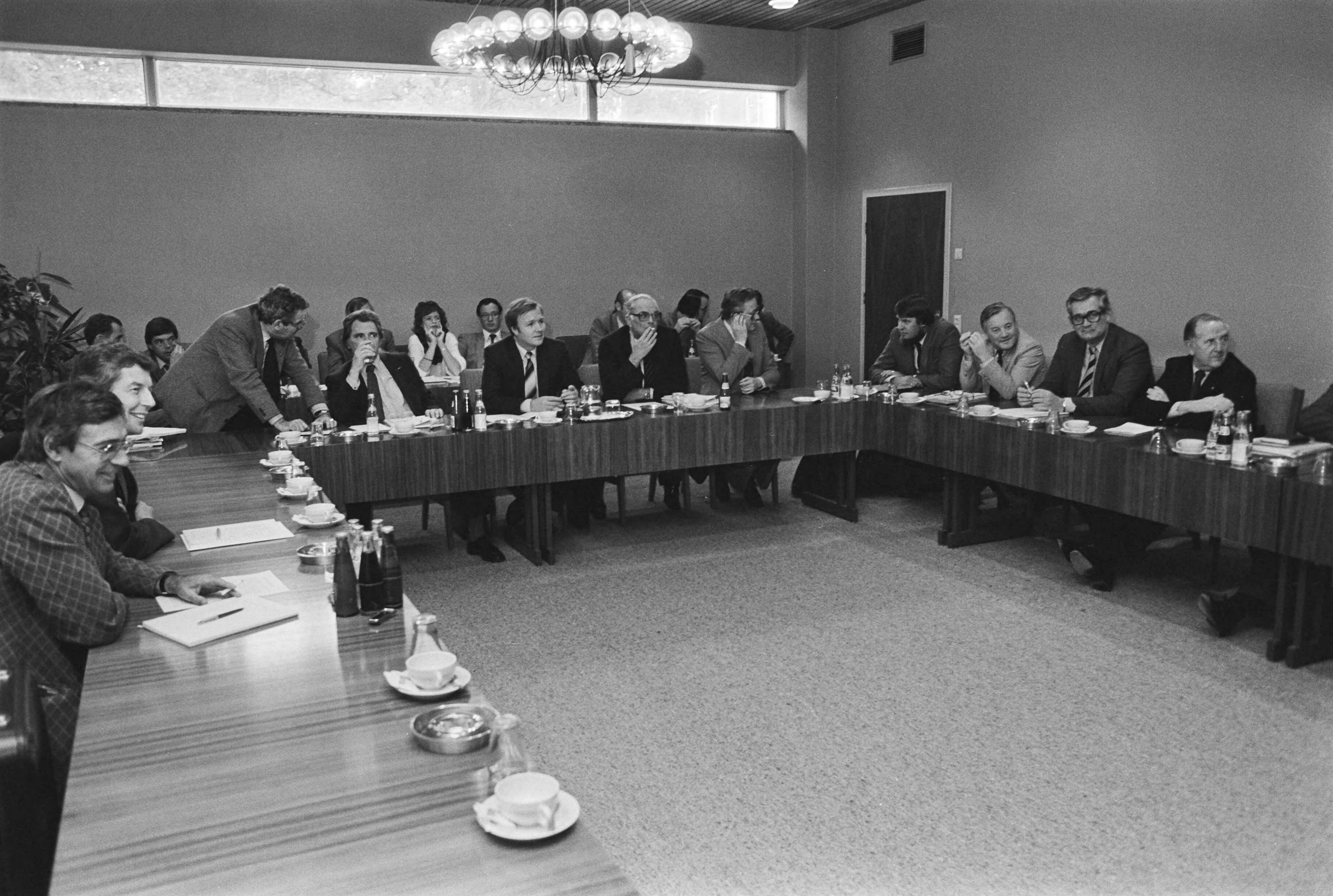 Overleg tussen de regering, werkgevers en werknemers in het SER-gebouw in Den Haag — Links de werknemers, in het midden de regering, rechts de werkgevers — Foto: Croes, Rob C. / Anefo. Licentie: Set B: Rechtenvrij / Publiek Domein. Bron: Nationaal Archief. http://hdl.handle.net/10648/ad20460c-d0b4-102d-bcf8-003048976d84