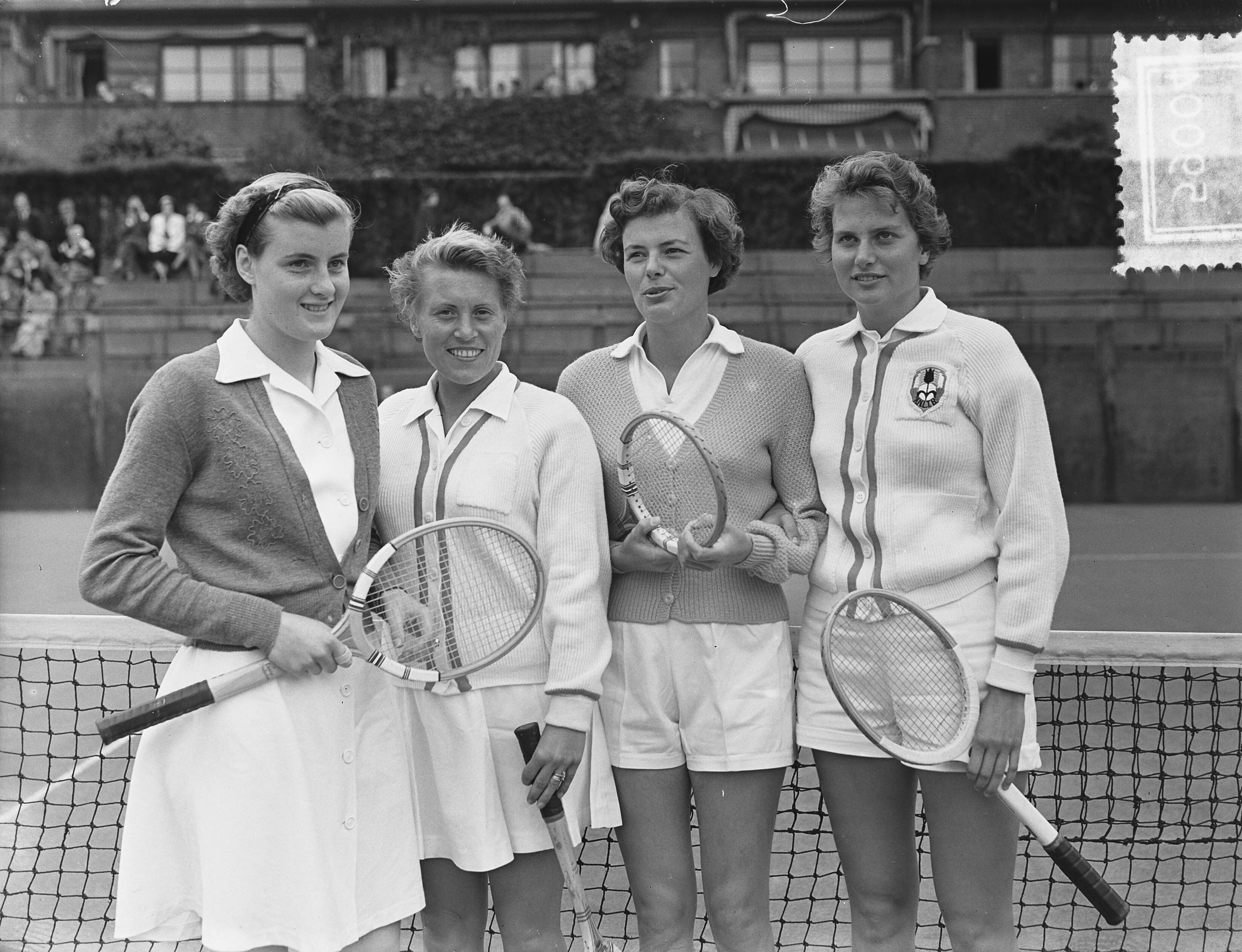 Tenniskampioenschappen Scheveningen — Tenniskampioenschappen Scheveningen. Finale Damesdubbel. mej. Diemer Kool en Zus Peters-Schmier tegen Nel van der Storm-Hermsen en Fenny ten Bosch (winnaars) — Foto: Bilsen, Joop van / Anefo. Licentie: Set B: Rechtenvrij / Publiek Domein. Bron: Nationaal Archief. http://hdl.handle.net/10648/a911980e-d0b4-102d-bcf8-003048976d84