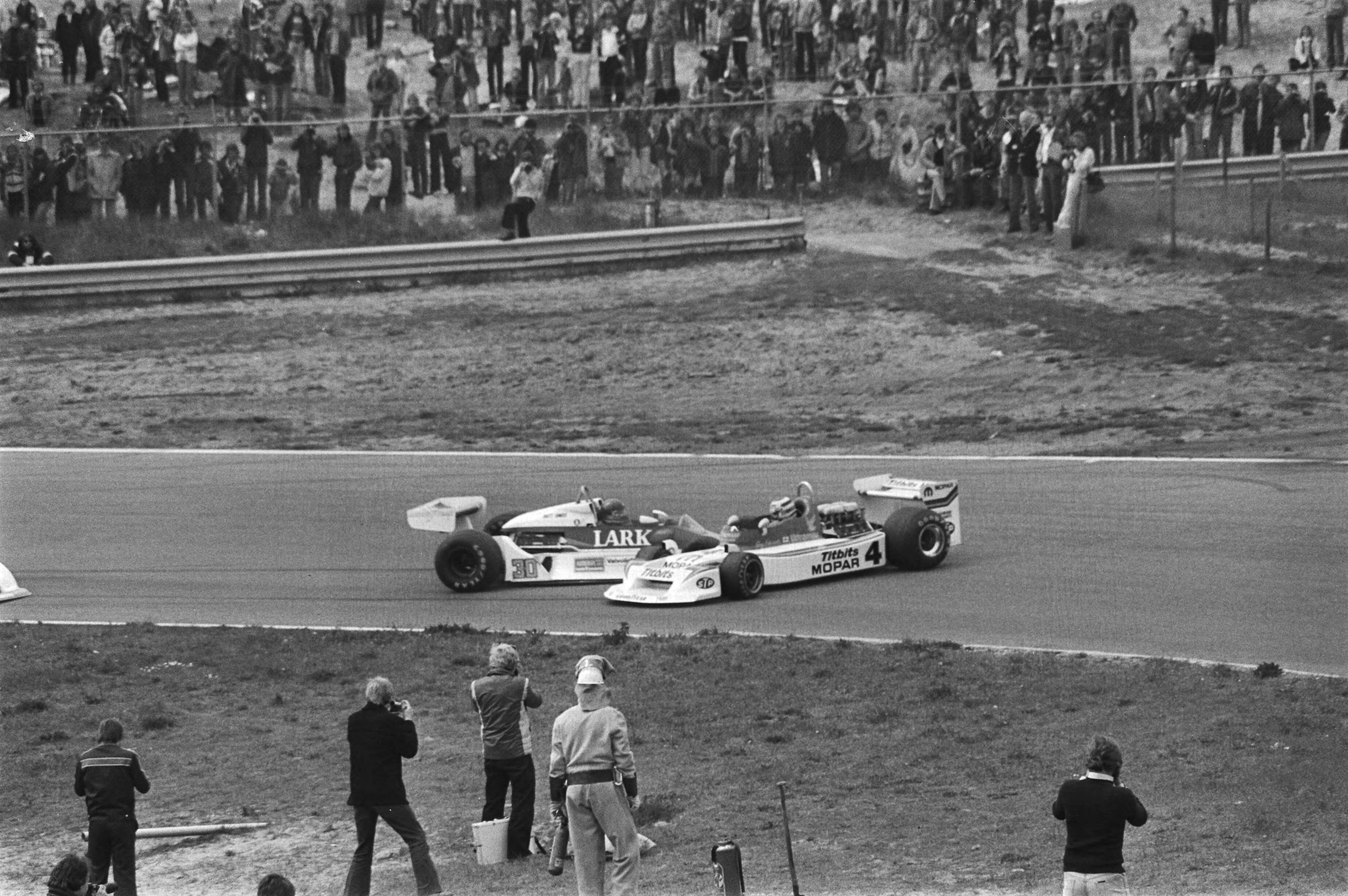 Fotocollectie Anefo — Formule 1 en 2 races op Zandvoort; nr. 2 Edwards (GB) met nummer 4 en Lumger (USA) crashen in de 1e ronde in de Tarzanbocht, nr. 3 idem — Foto: Suyk, Koen / Anefo. Licentie: Set B: Rechtenvrij / Publiek Domein. Bron: Nationaal Archief. http://hdl.handle.net/10648/acb2e454-d0b4-102d-bcf8-003048976d84
