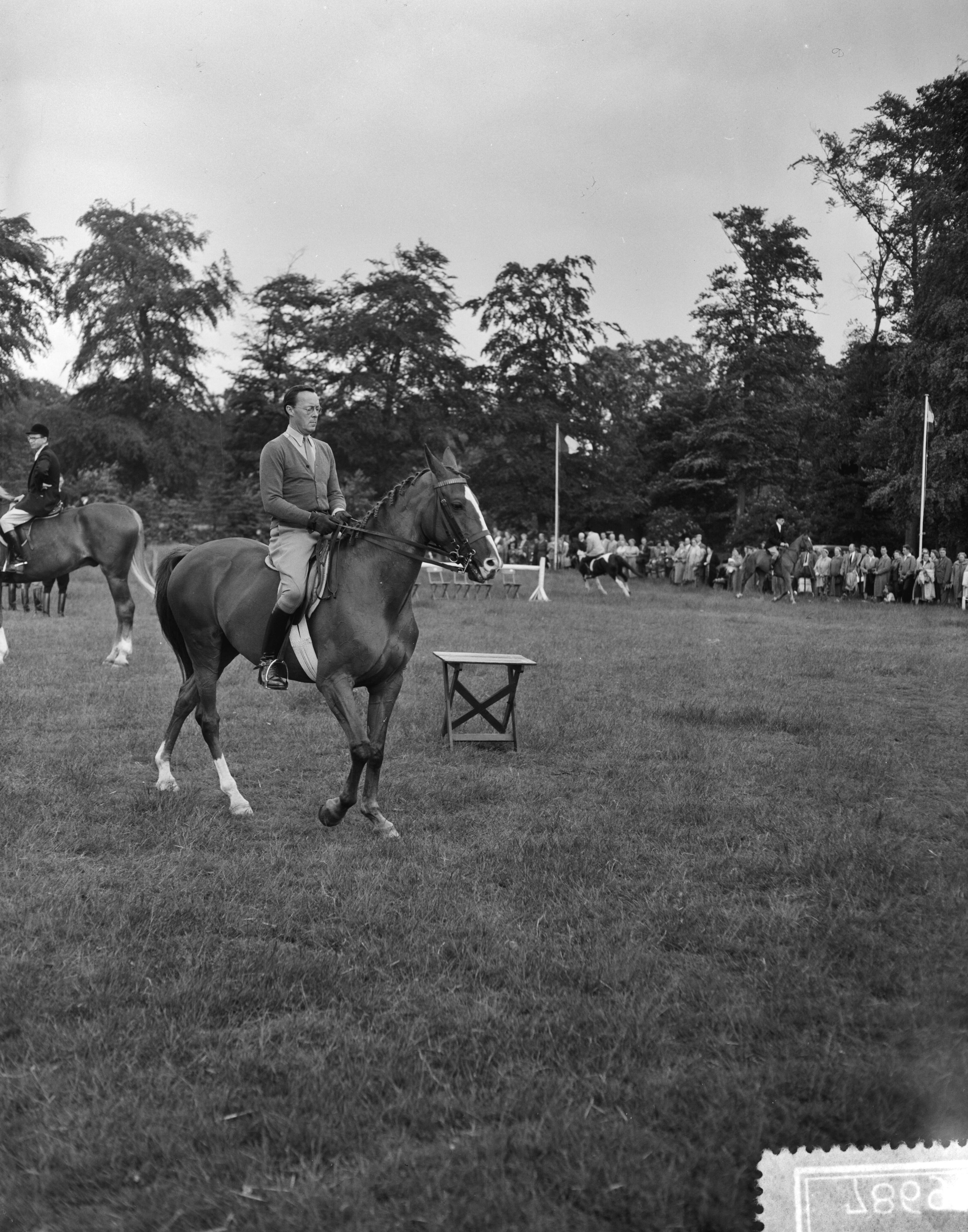Lustrum USC Utrecht (1956) — Dressuur en Concours Hippique te Lage Vuursche t.g.v. lustrum USC — Foto: Rossem, Wim van / Anefo. Licentie: Set B: Rechtenvrij / Publiek Domein. Bron: Nationaal Archief. http://hdl.handle.net/10648/a94b1692-d0b4-102d-bcf8-003048976d84