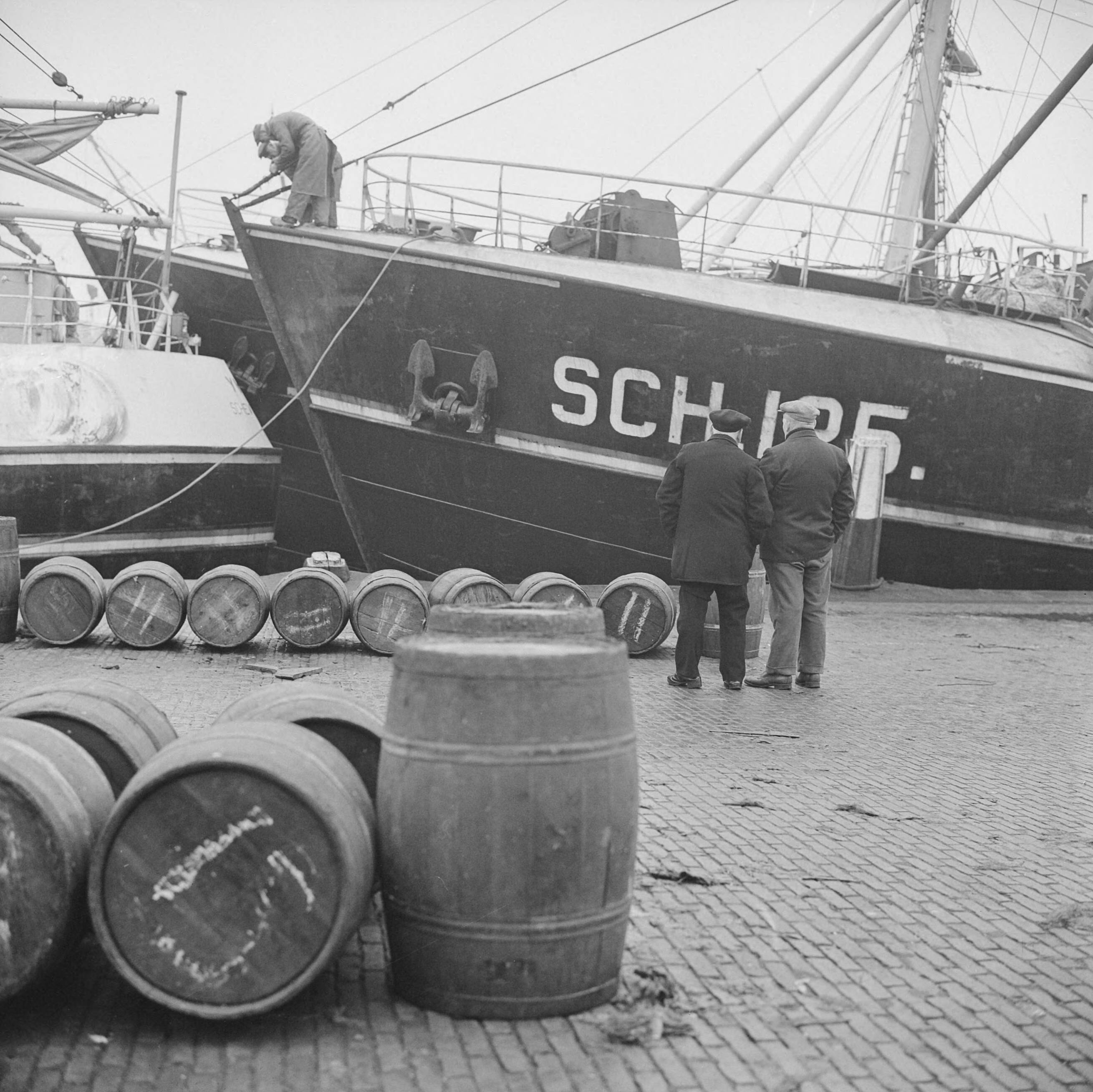 Fotocollectie Anefo — Scheveningse vissers staken, twee vissers nu aan de wal — Foto: Koch, Eric / Anefo. Licentie: Set B: Rechtenvrij / Publiek Domein. Bron: Nationaal Archief. http://hdl.handle.net/10648/aa5504e4-d0b4-102d-bcf8-003048976d84
