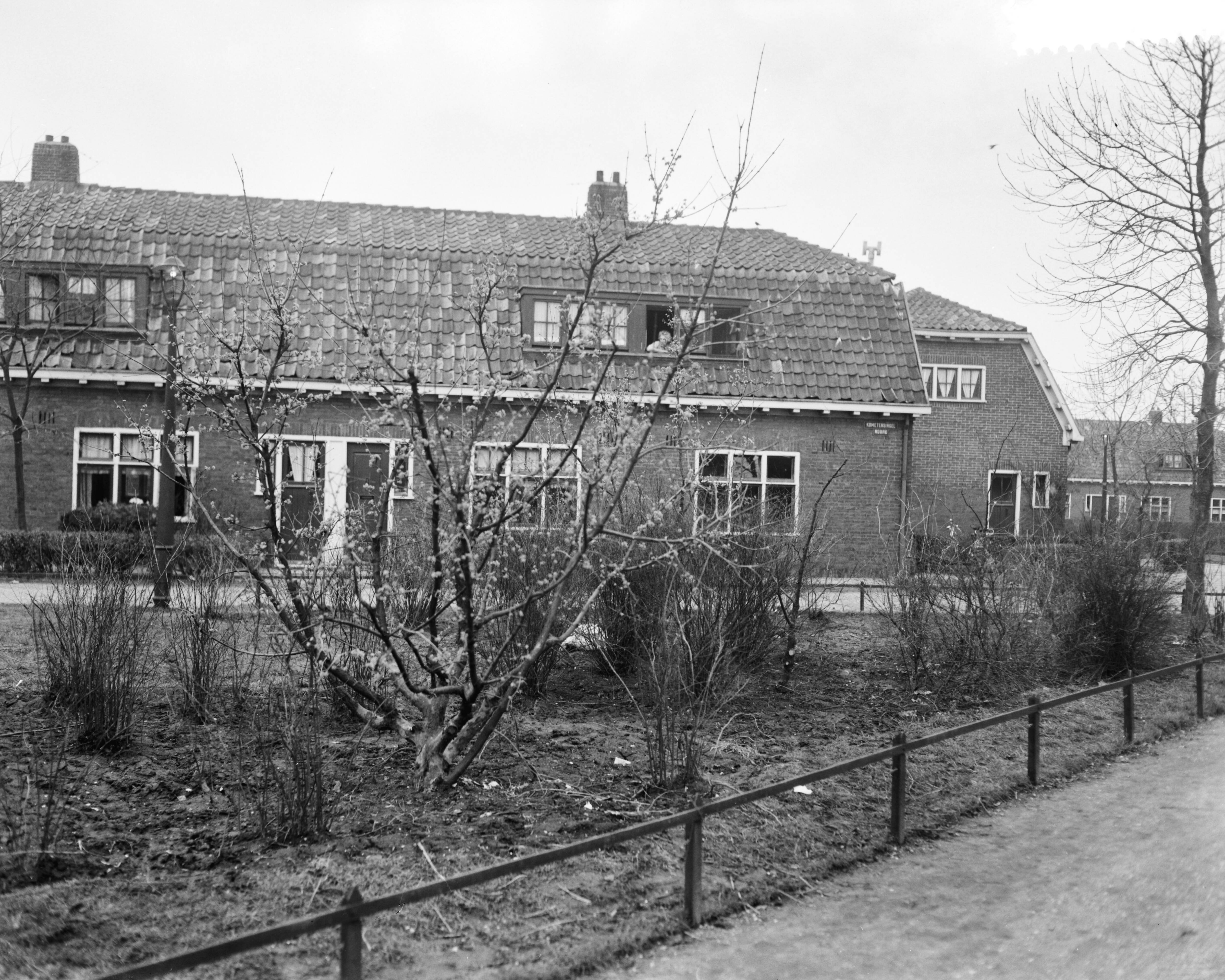 Fotocollectie Anefo — Tuindorp-Oostzaan — Foto: Bilsen, Joop van / Anefo. Licentie: Set B: Rechtenvrij / Publiek Domein. Bron: Nationaal Archief. http://hdl.handle.net/10648/a9a9073e-d0b4-102d-bcf8-003048976d84