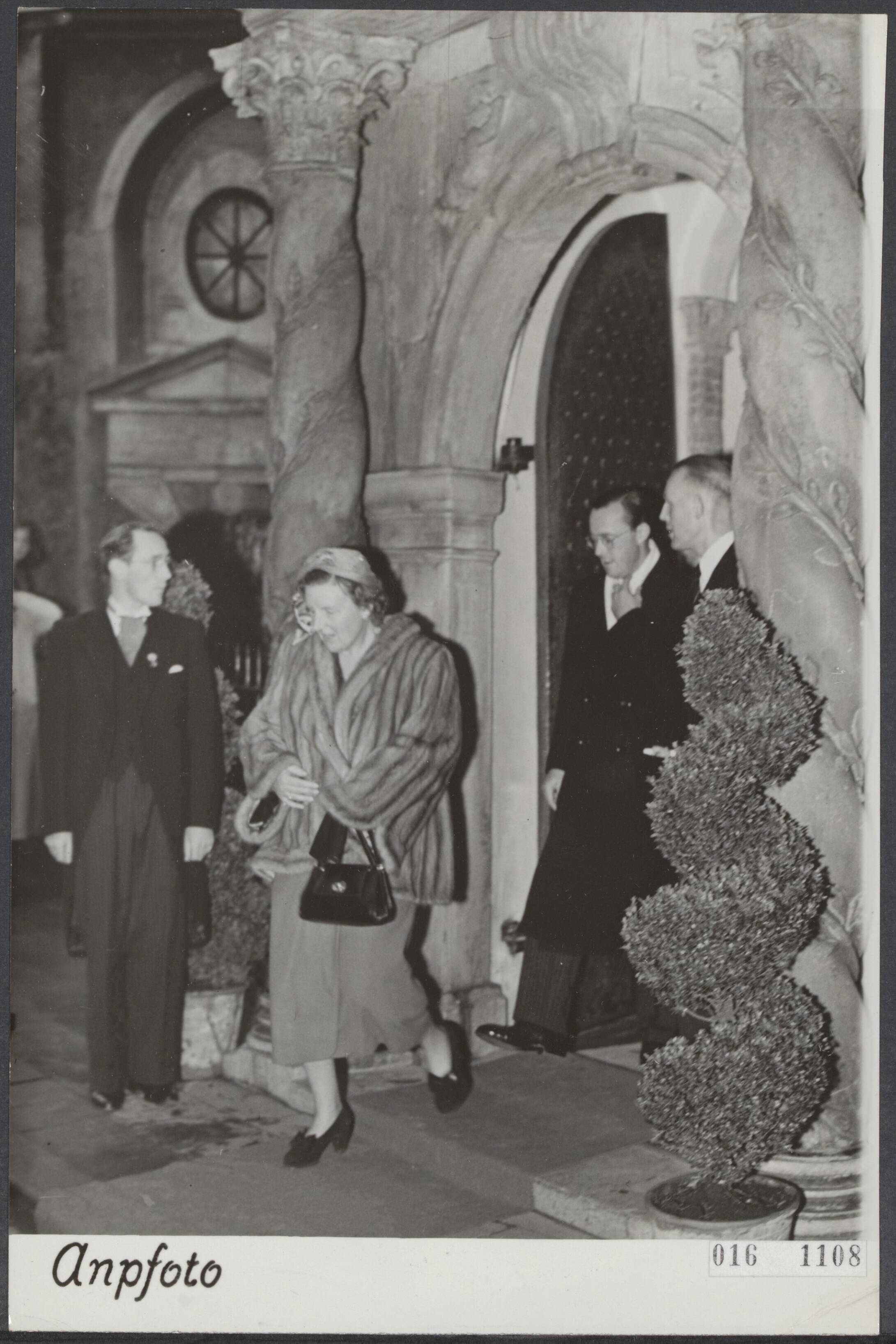 Fotocollectie Elsevier Binnenland — Koninklijk bezoek aan Leeuwarden. Koningin Juliana en prins Bernhard bij het verlaten van de Grote Kerk — Foto: ANP / RVD of rechtenvrij. Licentie: Set B: Rechtenvrij / Publiek Domein. Bron: Nationaal Archief. http://hdl.handle.net/10648/adbb6812-d0b4-102d-bcf8-003048976d84
