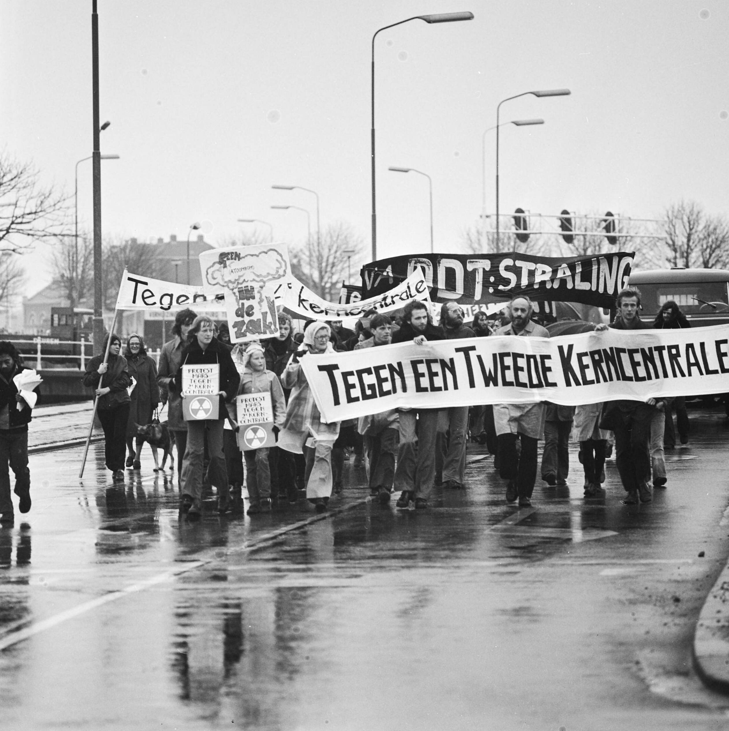 Fotocollectie Anefo — Demonstranten met spandoeken — Foto: Mieremet, Rob / Anefo. Licentie: Set B: Rechtenvrij / Publiek Domein. Bron: Nationaal Archief. http://hdl.handle.net/10648/ac3c1112-d0b4-102d-bcf8-003048976d84