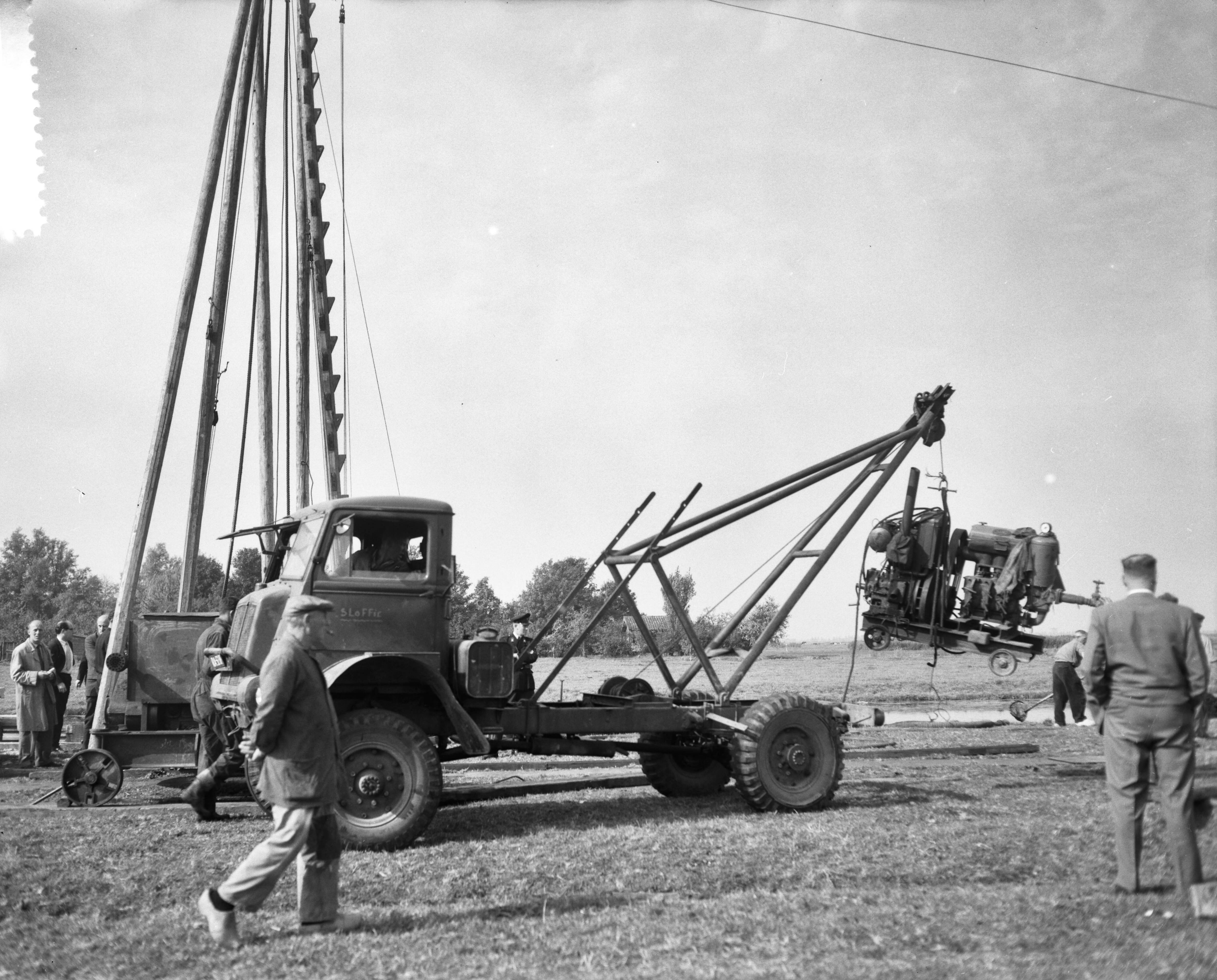 Fotocollectie Anefo — Het "Ding" in Wormer (gat in weiland), aanvoer van het materiaal — Foto: Bilsen, Joop van / Anefo. Licentie: Set B: Rechtenvrij / Publiek Domein. Bron: Nationaal Archief. http://hdl.handle.net/10648/a99e5d02-d0b4-102d-bcf8-003048976d84