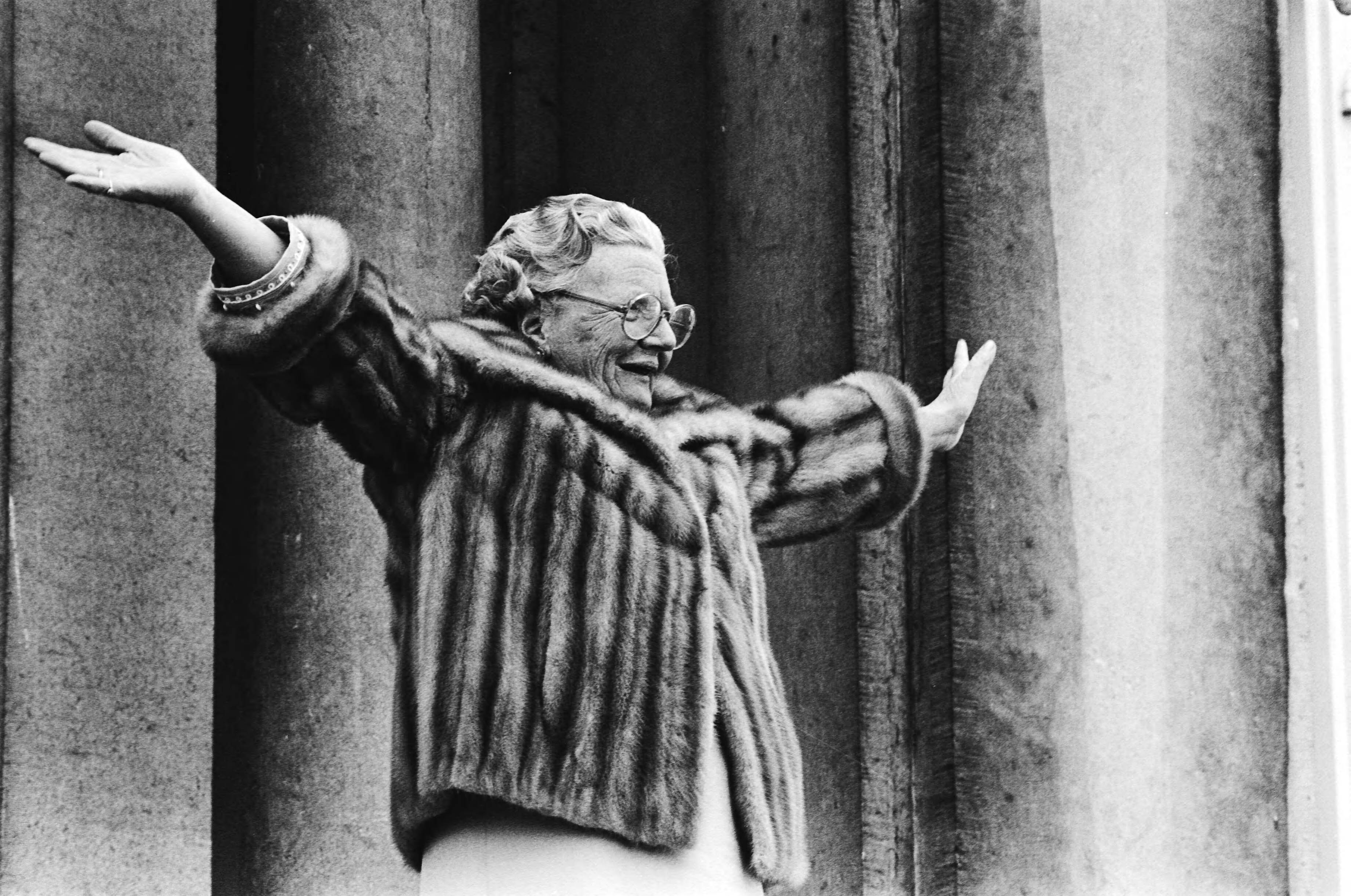 Defilé Soestdijk — Zwaaiende majesteit — Foto: Croes, Rob C. / Anefo. Licentie: Set B: Rechtenvrij / Publiek Domein. Bron: Nationaal Archief. http://hdl.handle.net/10648/acc91c1a-d0b4-102d-bcf8-003048976d84