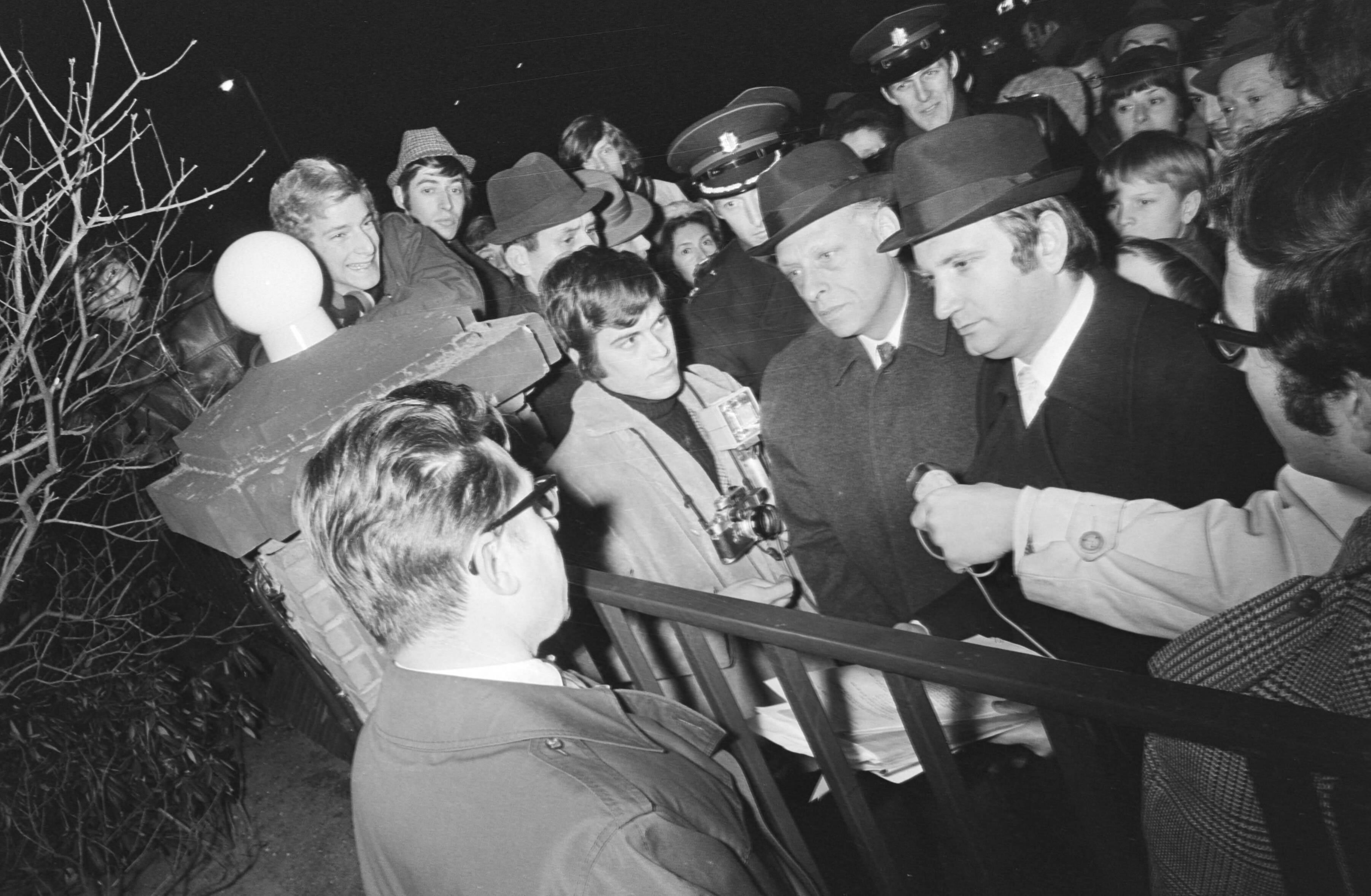 Fotocollectie Anefo — Rabbijnen houden demonstratie tegen proces in Leningrad bij Russische ambassade te Den Haag; Soetendorp jr. praat met employe ambas. — Foto: Verhoeff, Bert / Anefo. Licentie: Set B: Rechtenvrij / Publiek Domein. Bron: Nationaal Archief. http://hdl.handle.net/10648/abae5aac-d0b4-102d-bcf8-003048976d84