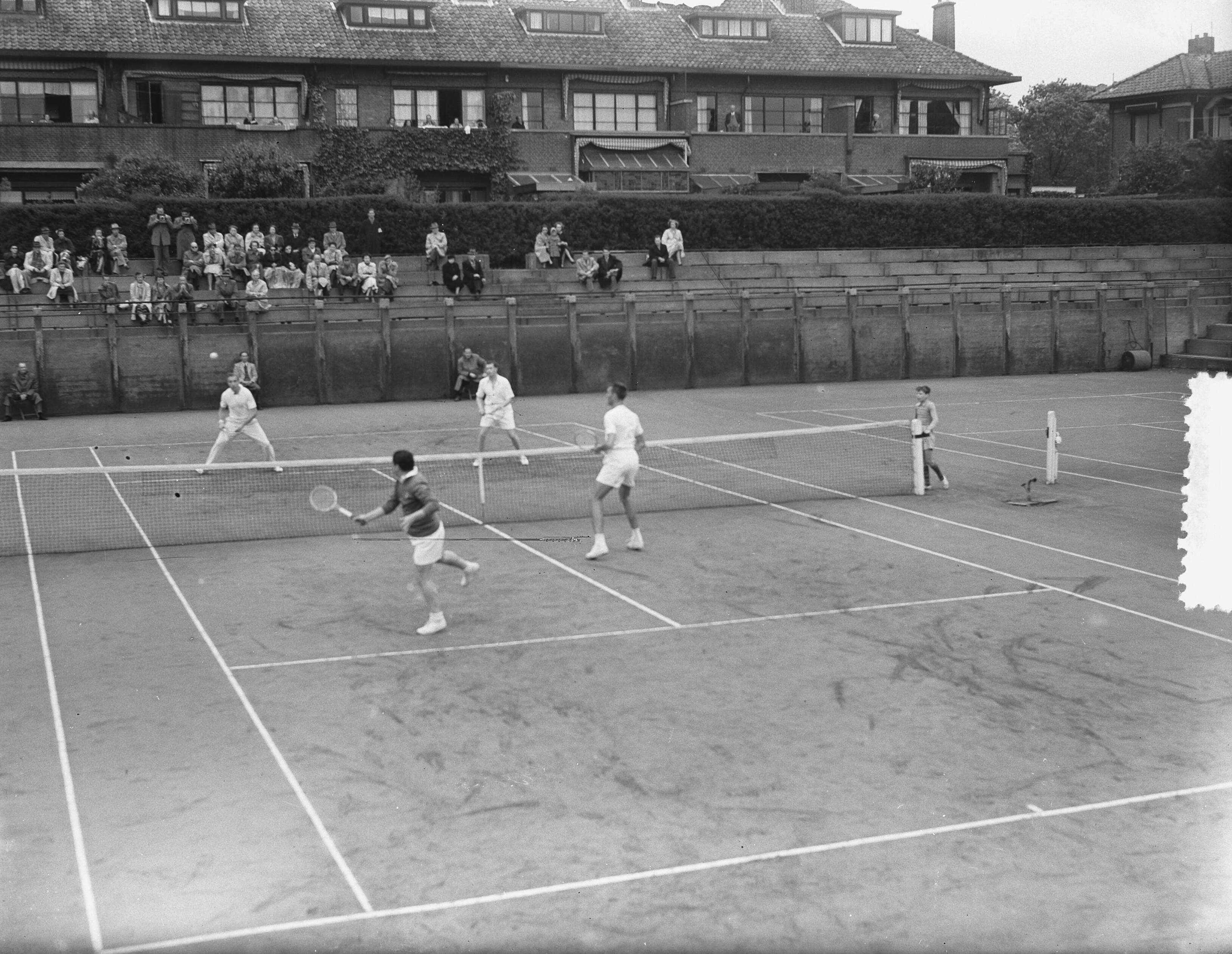 Fotocollectie Anefo — Tennis. Daviscup. Nederland tegen Italië op de METS-banen te Scheveningen. Dubbelspel. Van Swol / Wilton verliezen van de broers Sinola en Marcello del Bello — Foto: Duinen, H. van / Anefo. Licentie: Set B: Rechtenvrij / Publiek Domein. Bron: Nationaal Archief. http://hdl.handle.net/10648/a90c142e-d0b4-102d-bcf8-003048976d84