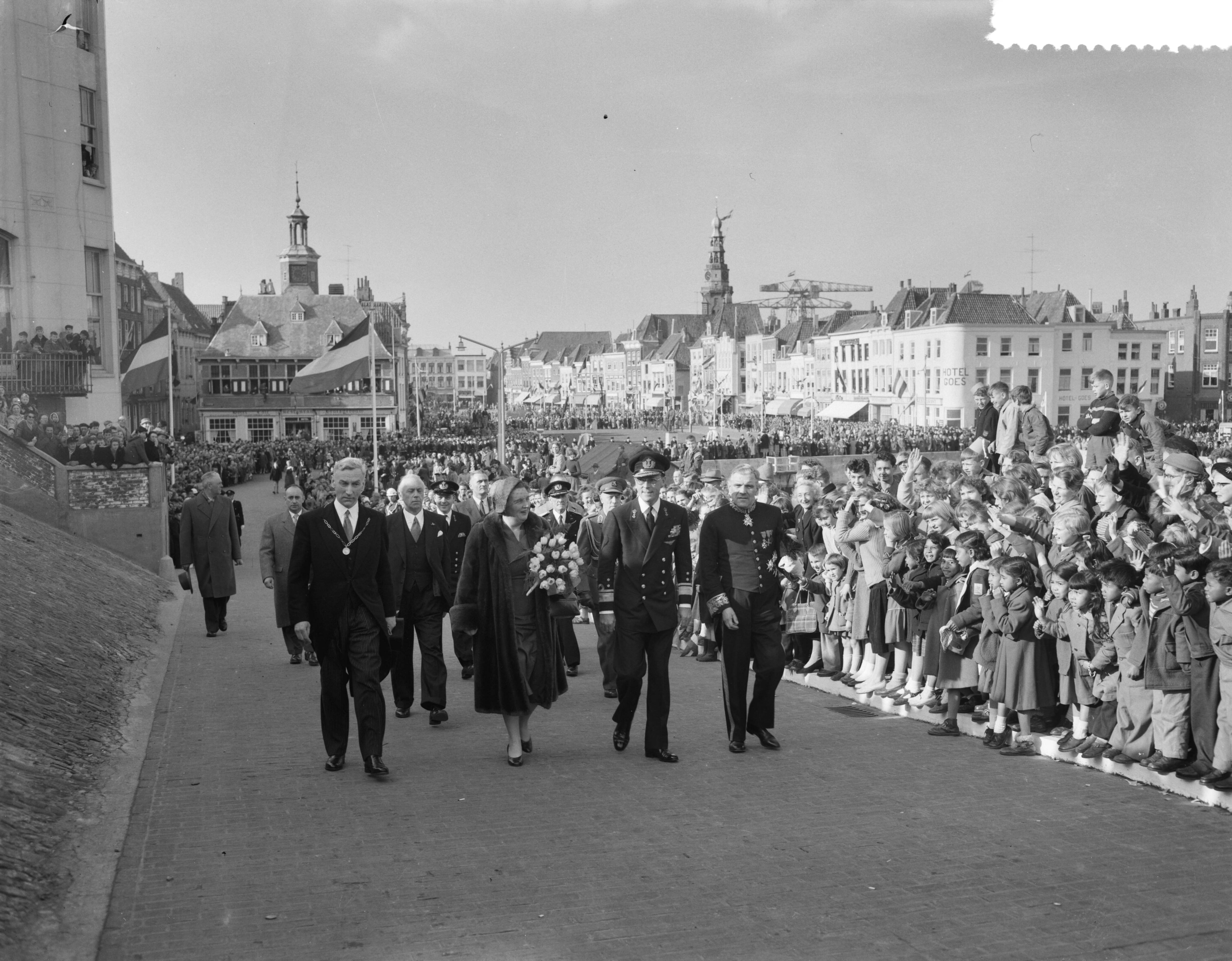 Fotocollectie Anefo — De Ruyterherdenking in Vlissingen — Foto: Noske, J.D. / Anefo. Licentie: Set B: Rechtenvrij / Publiek Domein. Bron: Nationaal Archief. http://hdl.handle.net/10648/a95abd86-d0b4-102d-bcf8-003048976d84