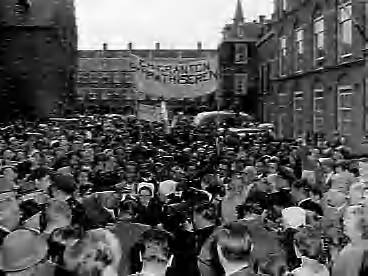 Fotocollectie Anefo — "Vrije Veren" demonstratie op het Binnnenhof te Den Haag — Foto: Behrens, Herbert F. / Anefo. Licentie: Set B: Rechtenvrij / Publiek Domein. Bron: Nationaal Archief. http://hdl.handle.net/10648/a97e313a-d0b4-102d-bcf8-003048976d84