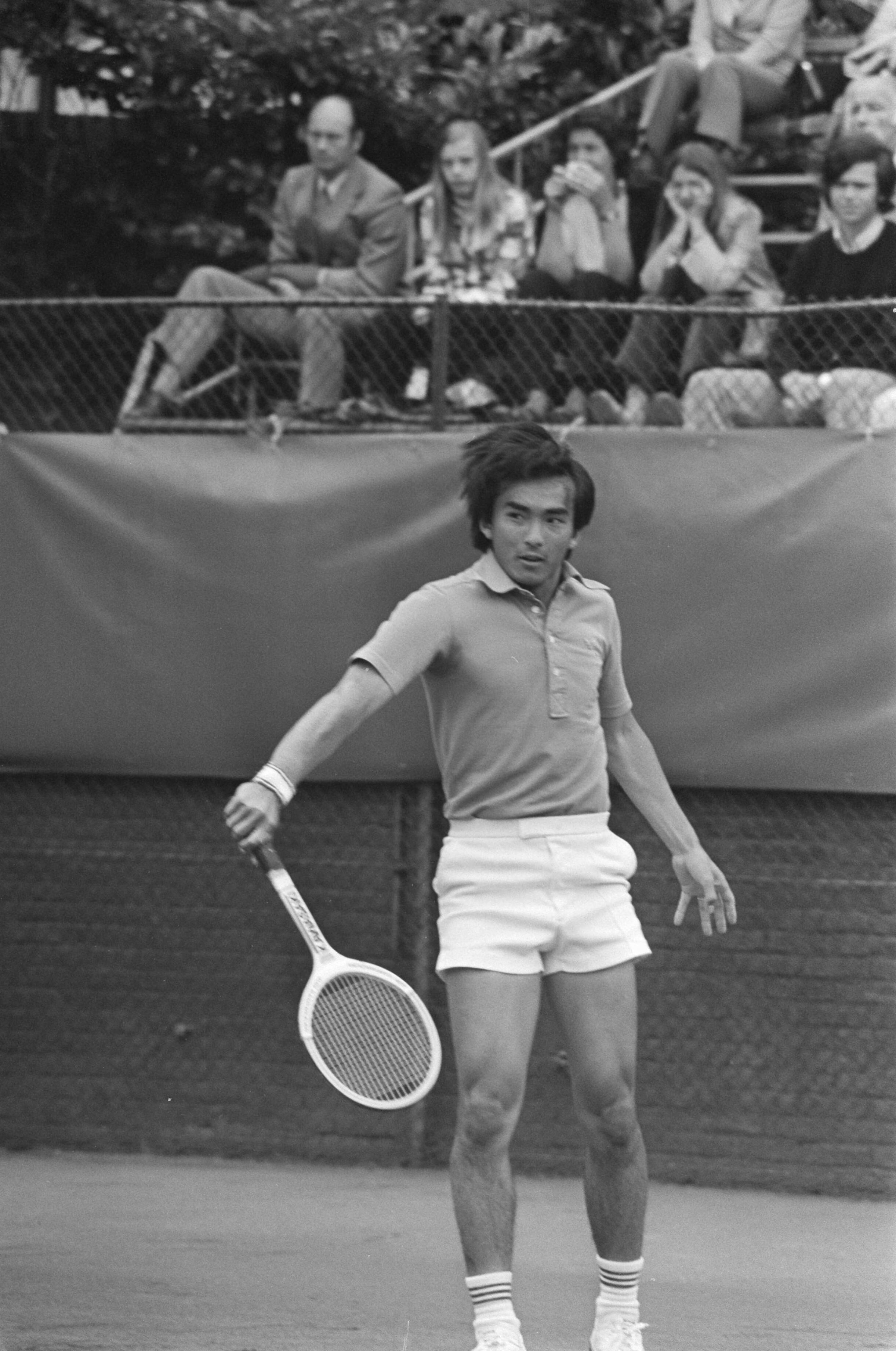 Fotocollectie Anefo — Kwartfinales tennistoernooi Melkhuisje, Kamiwazumi (Japan) in actie — Foto: Verhoeff, Bert / Anefo. Licentie: Set B: Rechtenvrij / Publiek Domein. Bron: Nationaal Archief. http://hdl.handle.net/10648/ac50b888-d0b4-102d-bcf8-003048976d84