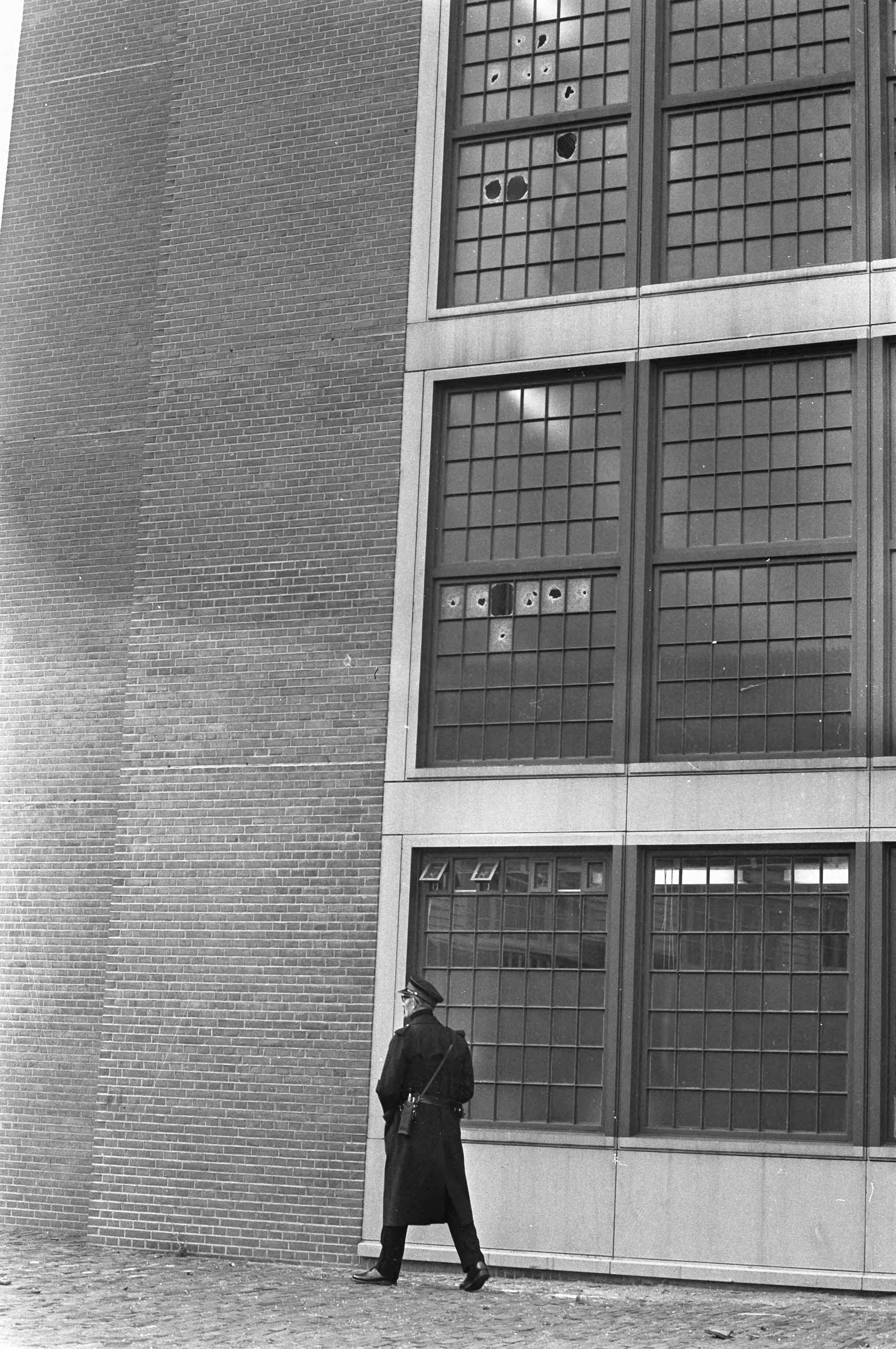 Fotocollectie Anefo — Rellen in Huis van Bewaring Groningen, agentpost voor Huis van Bewaring — Foto: Mieremet, Rob / Anefo. Licentie: Set B: Rechtenvrij / Publiek Domein. Bron: Nationaal Archief. http://hdl.handle.net/10648/abd5e734-d0b4-102d-bcf8-003048976d84
