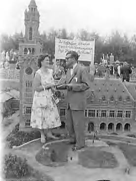 Fotocollectie Anefo — Mej. D. Stoelinga uit Den Haag was de 500.000ste bezoekster van Madurodam. Rechts de directeur van Madurodam ,G.G. Jungerius. De 23-jarige bezoekster won 2 retourtickets voor een vliegreis naar Brussel — Foto: Pot, Harry / Anefo. Licentie: Set B: Rechtenvrij / Publiek Domein. Bron: Nationaal Archief. http://hdl.handle.net/10648/a966e2b4-d0b4-102d-bcf8-003048976d84