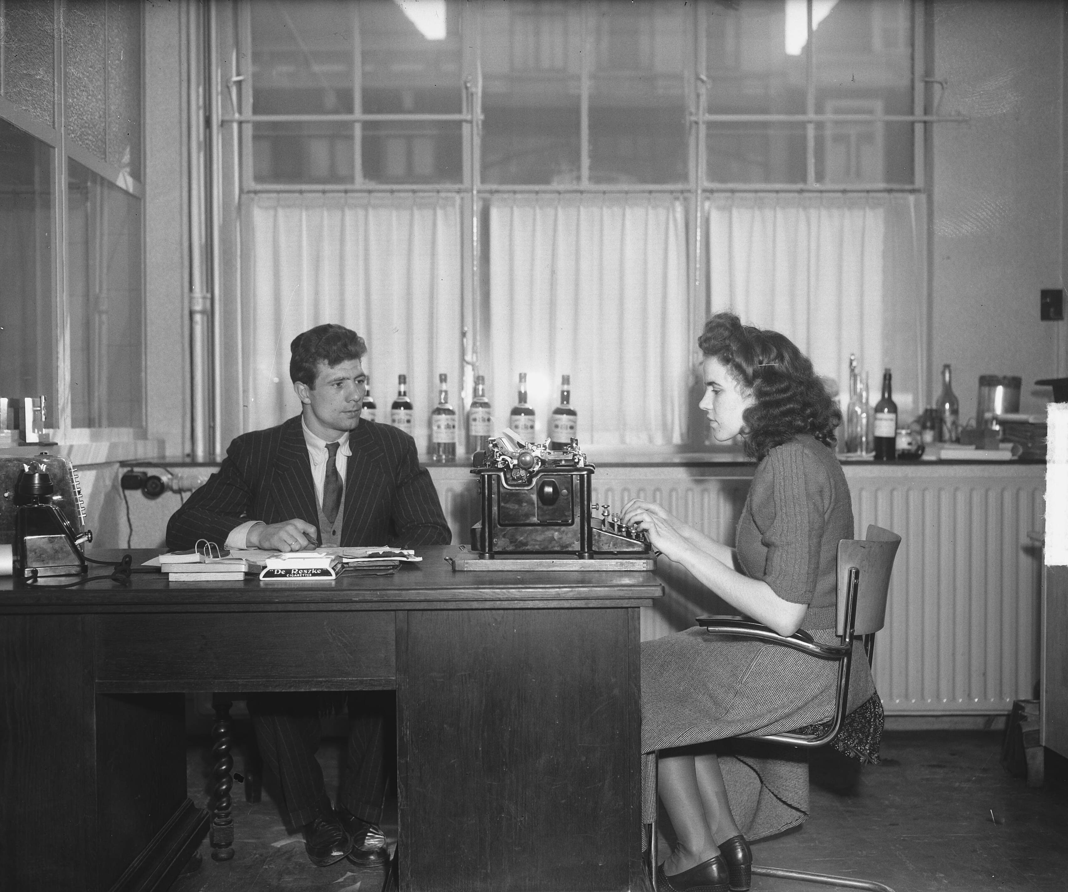 Fotocollectie Anefo — Luc van Dam (bokser) werkzaam in limonadefabriek — Foto: Averink, […] / Anefo. Licentie: Set B: Rechtenvrij / Publiek Domein. Bron: Nationaal Archief. http://hdl.handle.net/10648/a8c51f10-d0b4-102d-bcf8-003048976d84