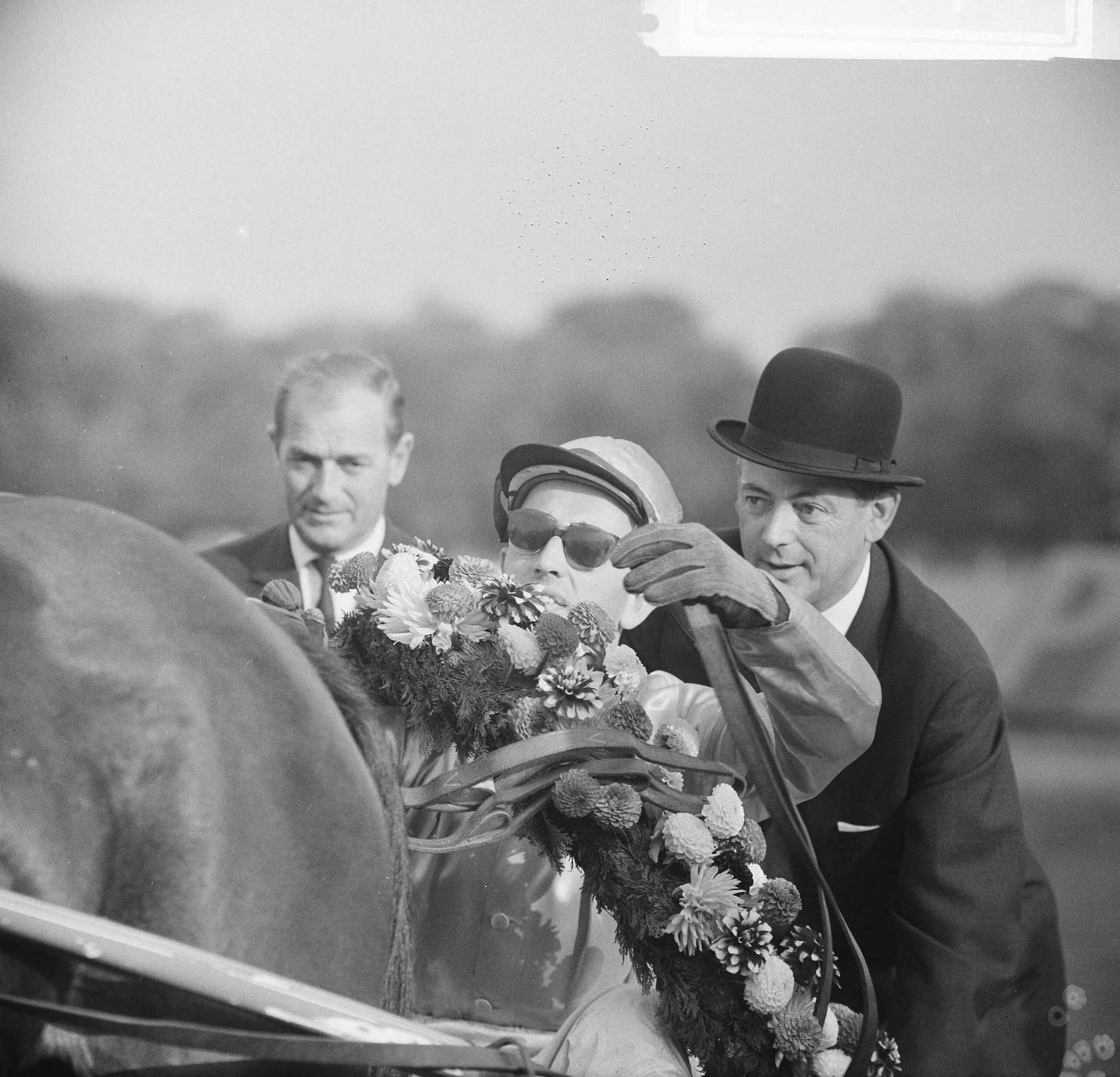 Fotocollectie Anefo — Draversinterland Nederland-België op Duindigt, draverij over 1600 meter, de koers om de Sterrebeekprijs (5 tot 9 jarigen), gewonnen door merrie YYV, gereden door J.K. van der Veen uit Hardegarijp — Foto: Nijs, Jac. de / Anefo. Licentie: Set B: Rechtenvrij / Publiek Domein. Bron: Nationaal Archief. http://hdl.handle.net/10648/aac223a8-d0b4-102d-bcf8-003048976d84