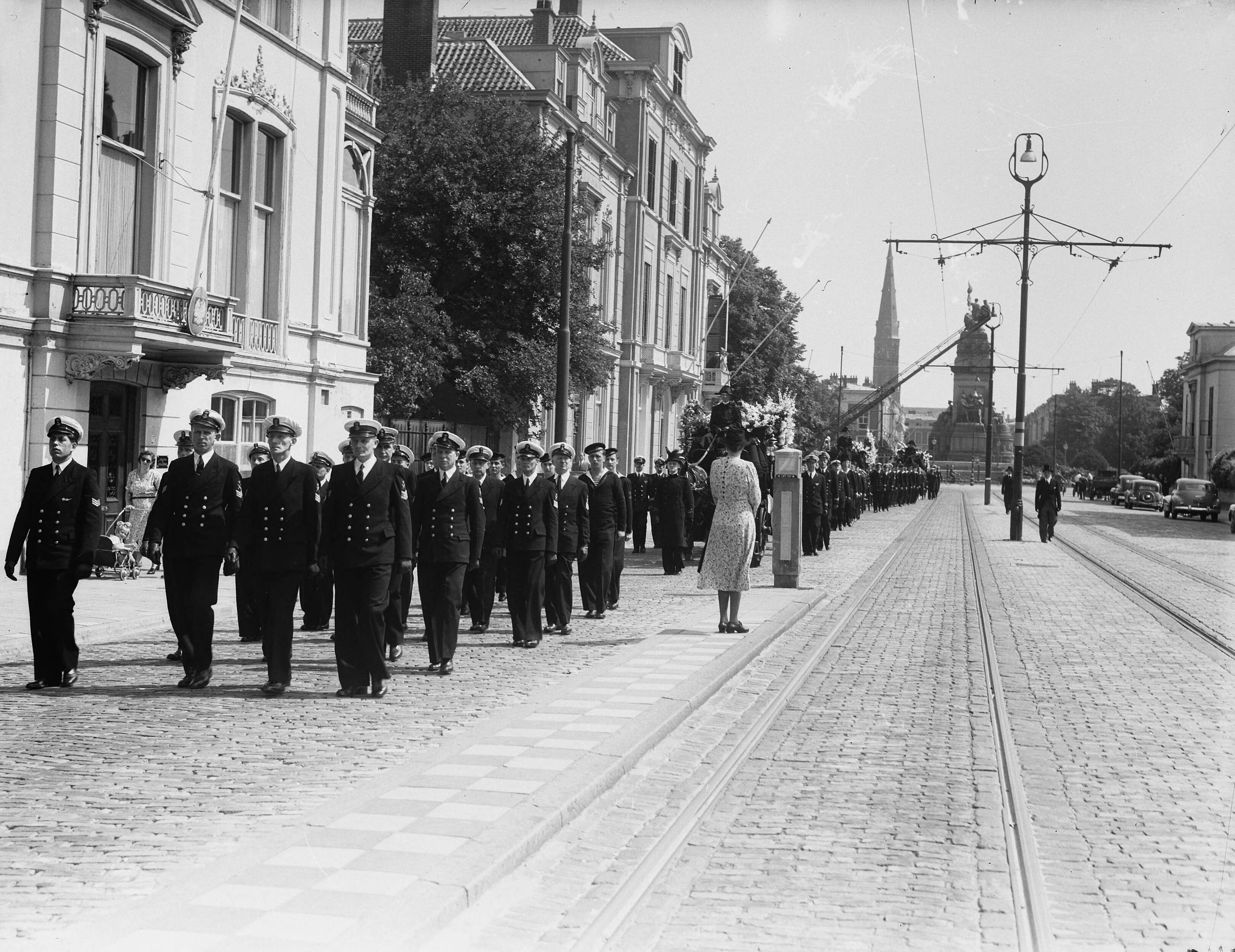 Fotocollectie Anefo — Begrafenis van 3 marine-officieren in Den Haag. Stoet onderweg — Foto: Merk, Ben / Anefo. Licentie: Set B: Rechtenvrij / Publiek Domein. Bron: Nationaal Archief. http://hdl.handle.net/10648/a8ba515c-d0b4-102d-bcf8-003048976d84