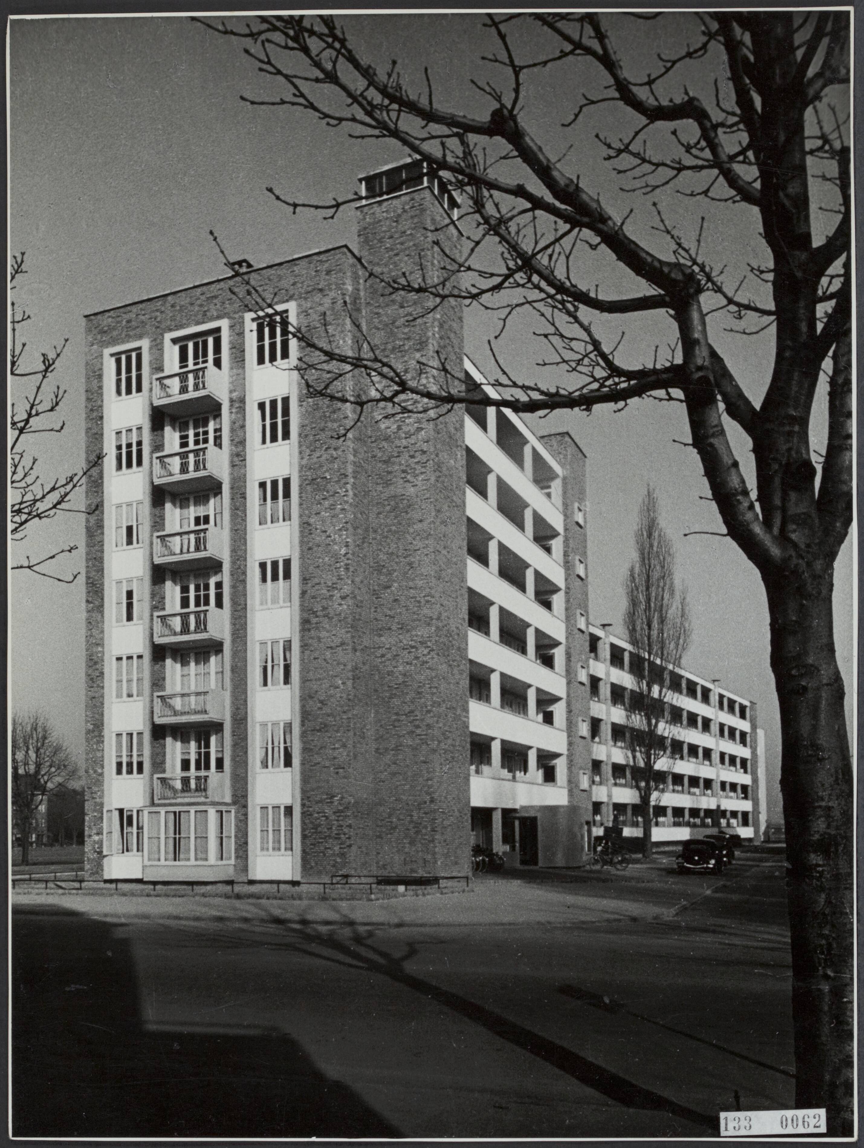 Fotocollectie Rijksvoorlichtingsdienst Eigen — Flatgebouw te Maastricht van architect F.C.J. Dingemans — Foto: Lahaye, Frans. Licentie: Set B: Rechtenvrij / Publiek Domein. Bron: Nationaal Archief. http://hdl.handle.net/10648/af56fe5c-d0b4-102d-bcf8-003048976d84
