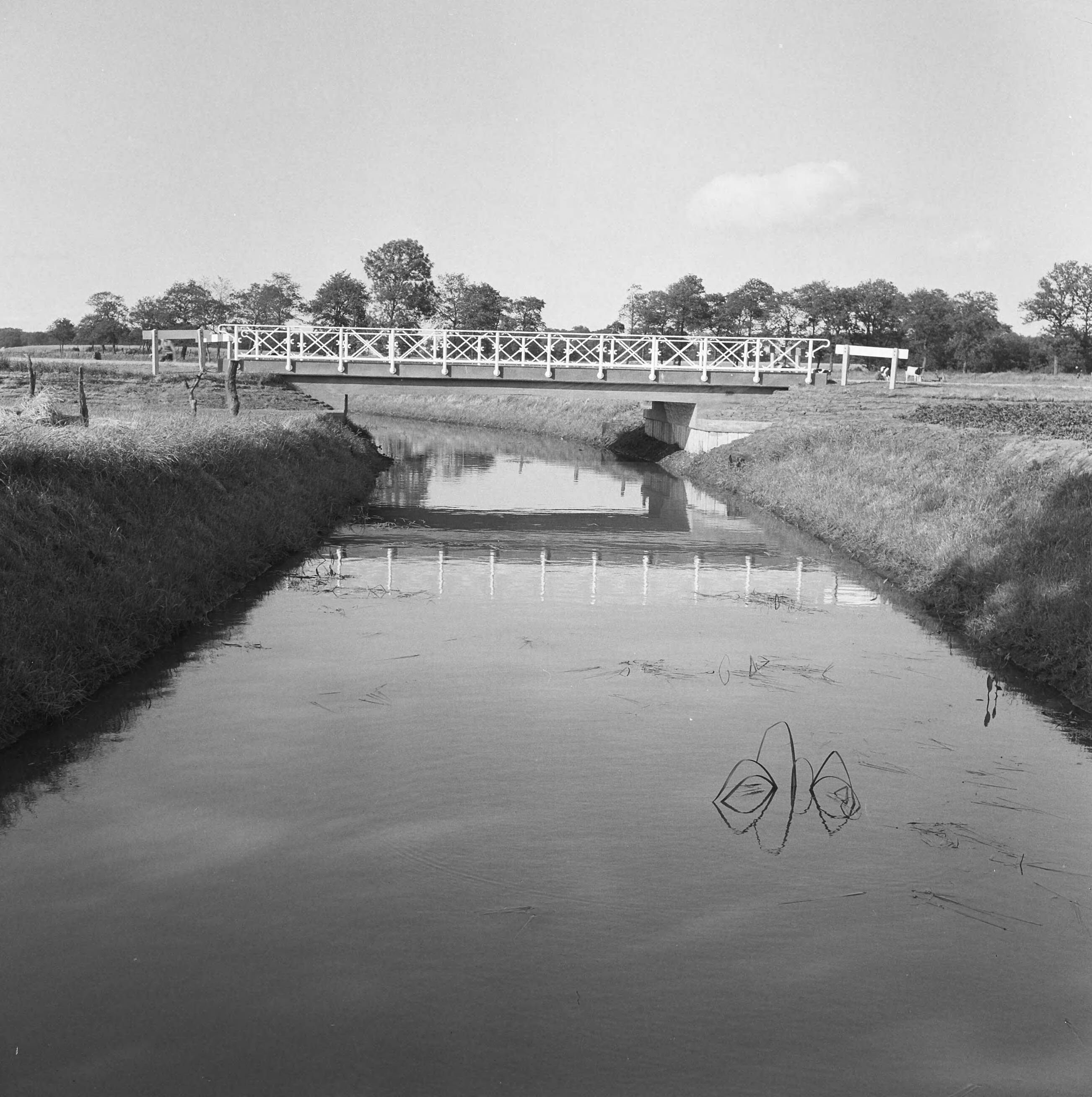 Fotocollectie Nederlandse Heidemaatschappij — Brug in Veelerweg bij Wessinghuizen — Foto: Eyssen, [...] / Heidemij. Licentie: Set B: Rechtenvrij / Publiek Domein. Bron: Nationaal Archief. http://hdl.handle.net/10648/ae73b106-d0b4-102d-bcf8-003048976d84
