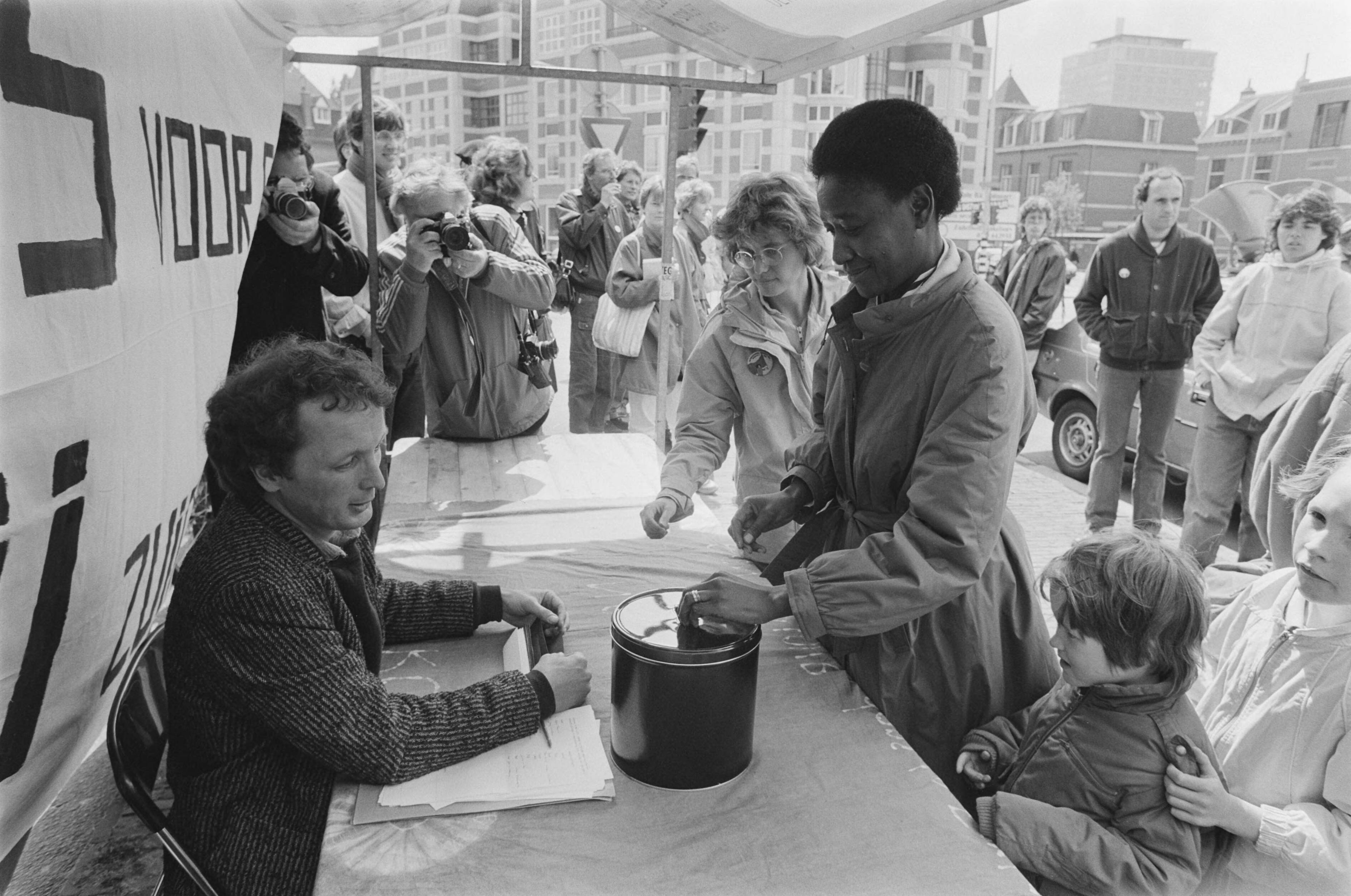 Fotocollectie Anefo — Schaduwverkiezingen bij Zuidafrikaanse ambassade in Den Haag georganiseerd door Novin in verband met verkiezingen in Zuid Afrika — Foto: Bogaerts, Rob / Anefo. Licentie: Set B: Rechtenvrij / Publiek Domein. Bron: Nationaal Archief. http://hdl.handle.net/10648/ad5fe212-d0b4-102d-bcf8-003048976d84