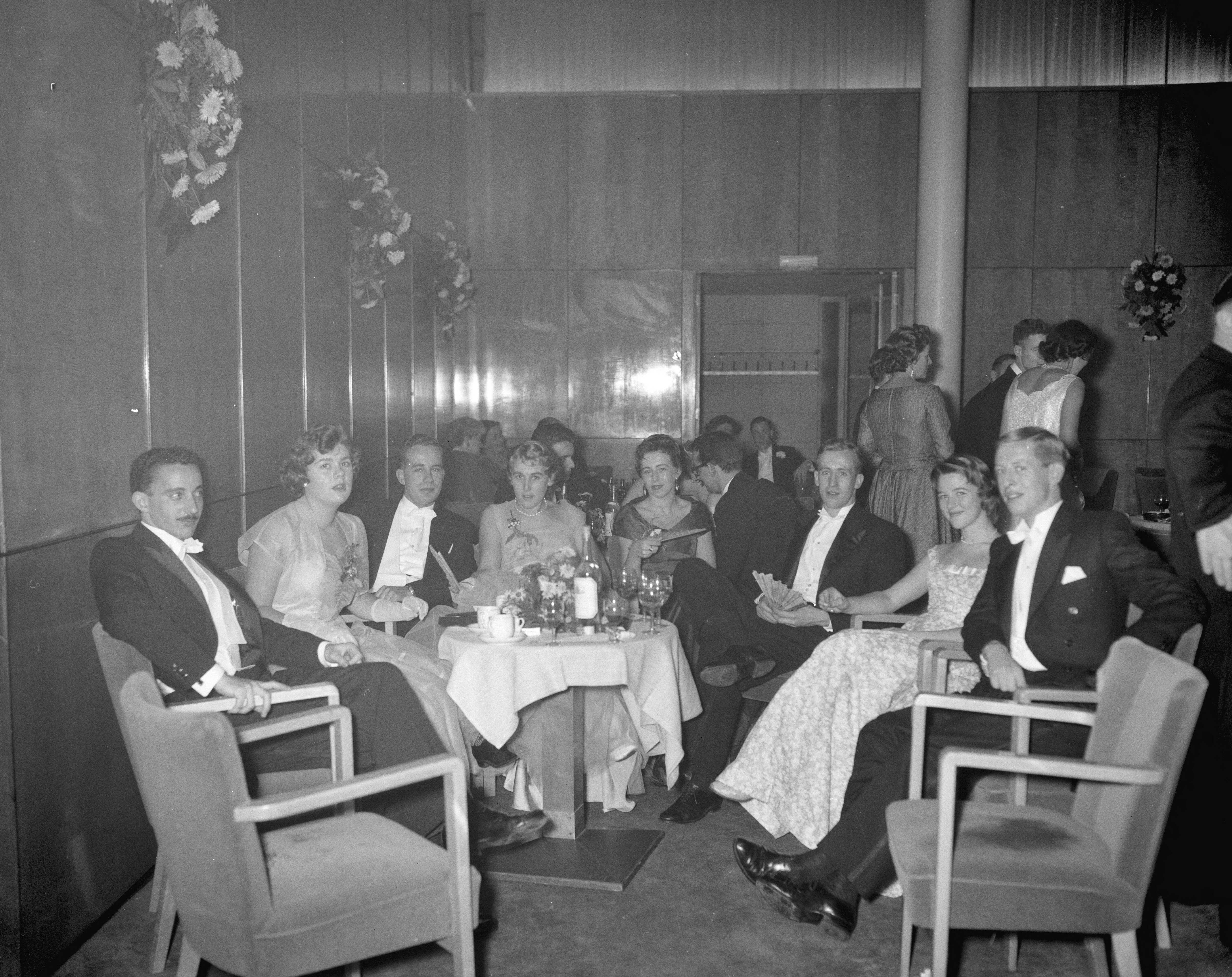 Fotocollectie Anefo — Lustrumviering van de tandheelkundige studentenvereniging "John Tomes" te Utrecht — Foto: Bilsen, Joop van / Anefo. Licentie: Set B: Rechtenvrij / Publiek Domein. Bron: Nationaal Archief. http://hdl.handle.net/10648/a96e3082-d0b4-102d-bcf8-003048976d84