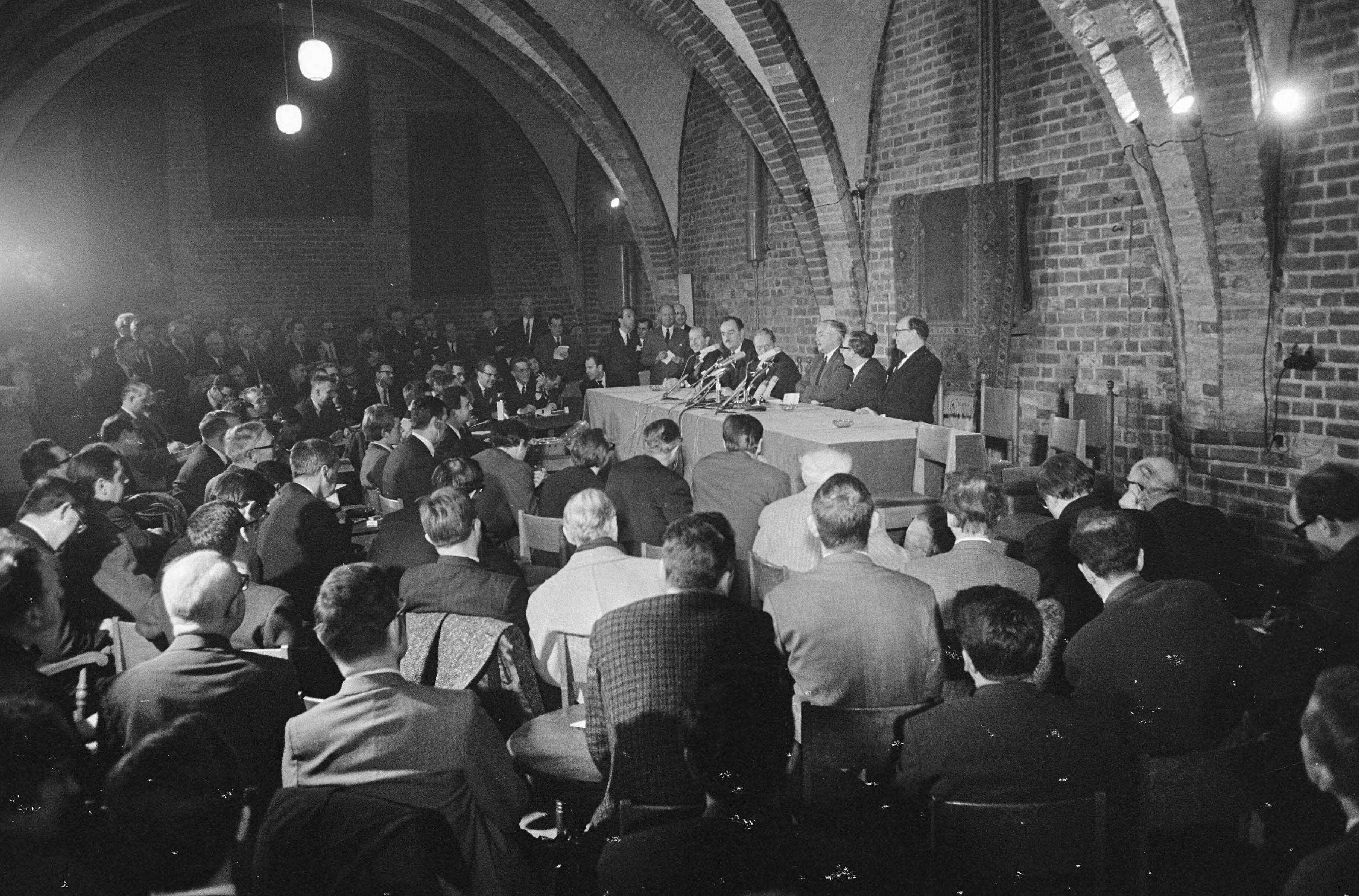Fotocollectie Anefo — Premier Wilson gaf persconferentie na bespreking in Den Haag , overzichten persconferentie — Foto: Koch, Eric / Anefo. Licentie: Set B: Rechtenvrij / Publiek Domein. Bron: Nationaal Archief. http://hdl.handle.net/10648/ab11518a-d0b4-102d-bcf8-003048976d84