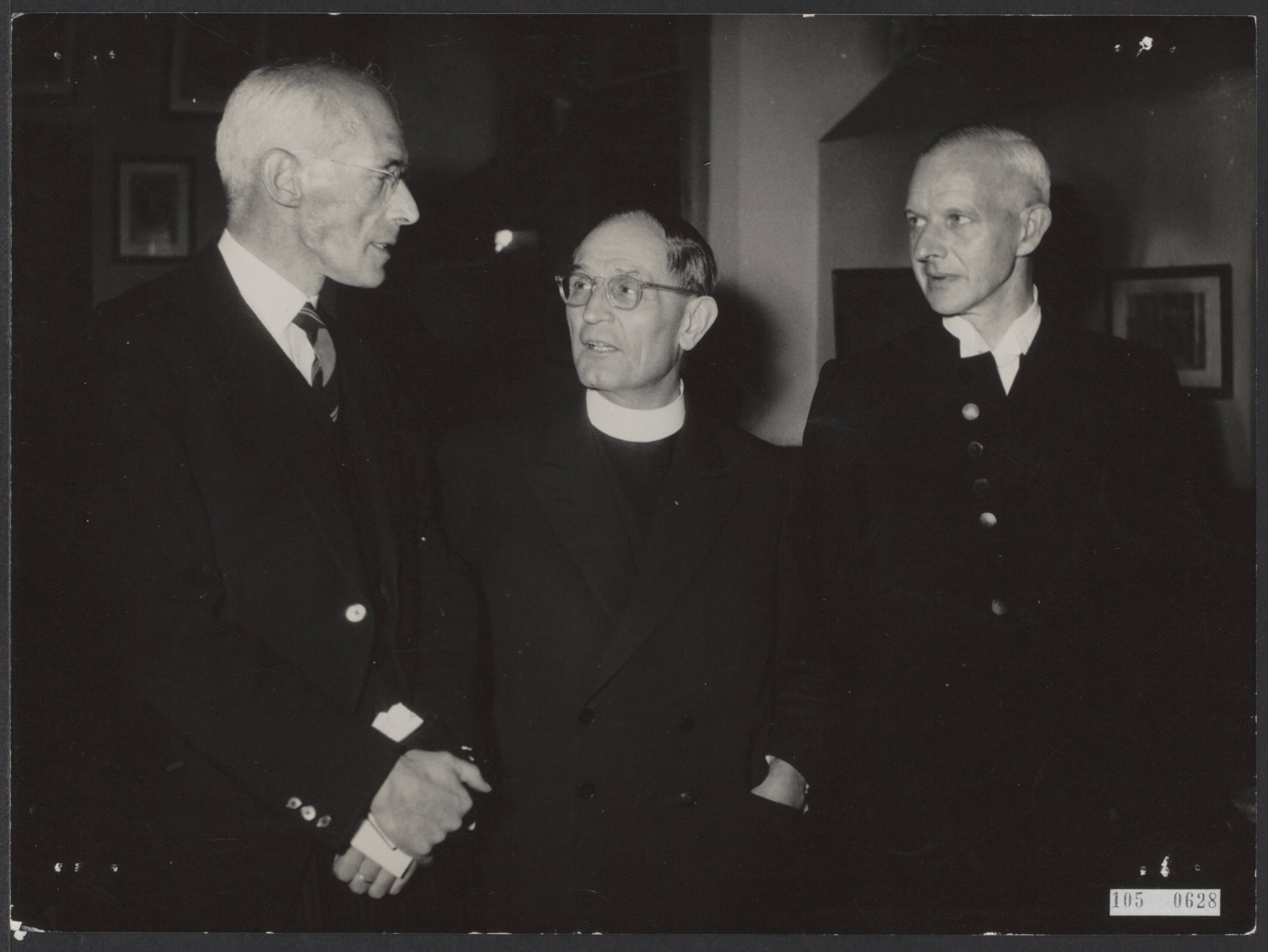 Fotocollectie Elsevier Binnenland — Ds. Martin Niemöller neemt deel aan oecumenische samenkomst in de Grote Kert te Den Haag. Vlnr. Ds M.N. W. Smitvoors (van de Haagse Oecumenische Raad), ds. Niemöller en prof. P. Kaetske, predikant van de Duitse Evangelische gemeent in Den Haag — Foto: Noske, J.D. / Anefo. Licentie: Set B: Rechtenvrij / Publiek Domein. Bron: Nationaal Archief. http://hdl.handle.net/10648/ae2ef8ea-d0b4-102d-bcf8-003048976d84