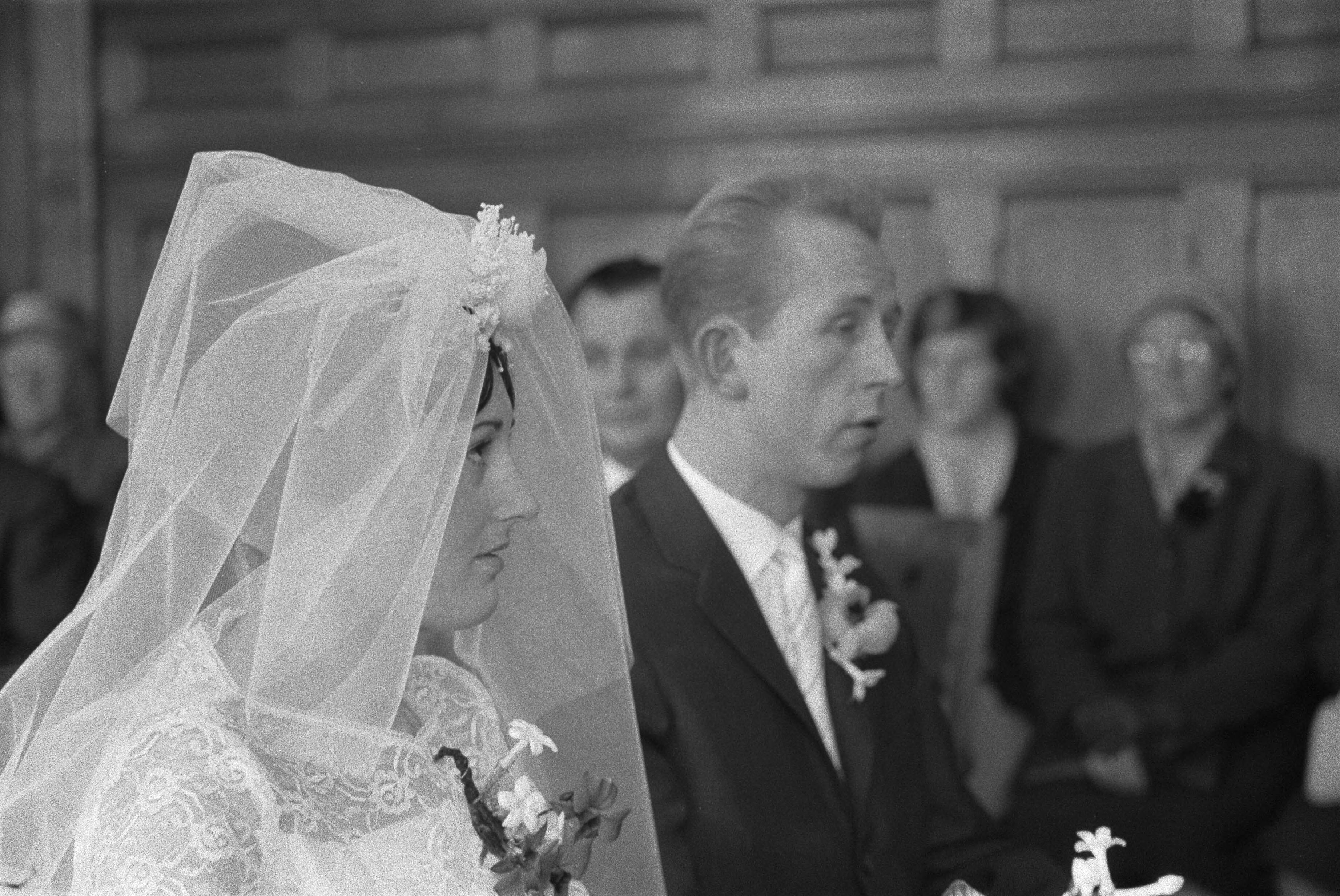 Fotocollectie Anefo — Huwelijk van Henk Groot , speler van Ajax, met Elly Kaayk in Koog aan de Zaan , het echtpaar in de trouwzaal — Foto: Pot, Harry / Anefo. Licentie: Set B: Rechtenvrij / Publiek Domein. Bron: Nationaal Archief. http://hdl.handle.net/10648/a9c13fd4-d0b4-102d-bcf8-003048976d84