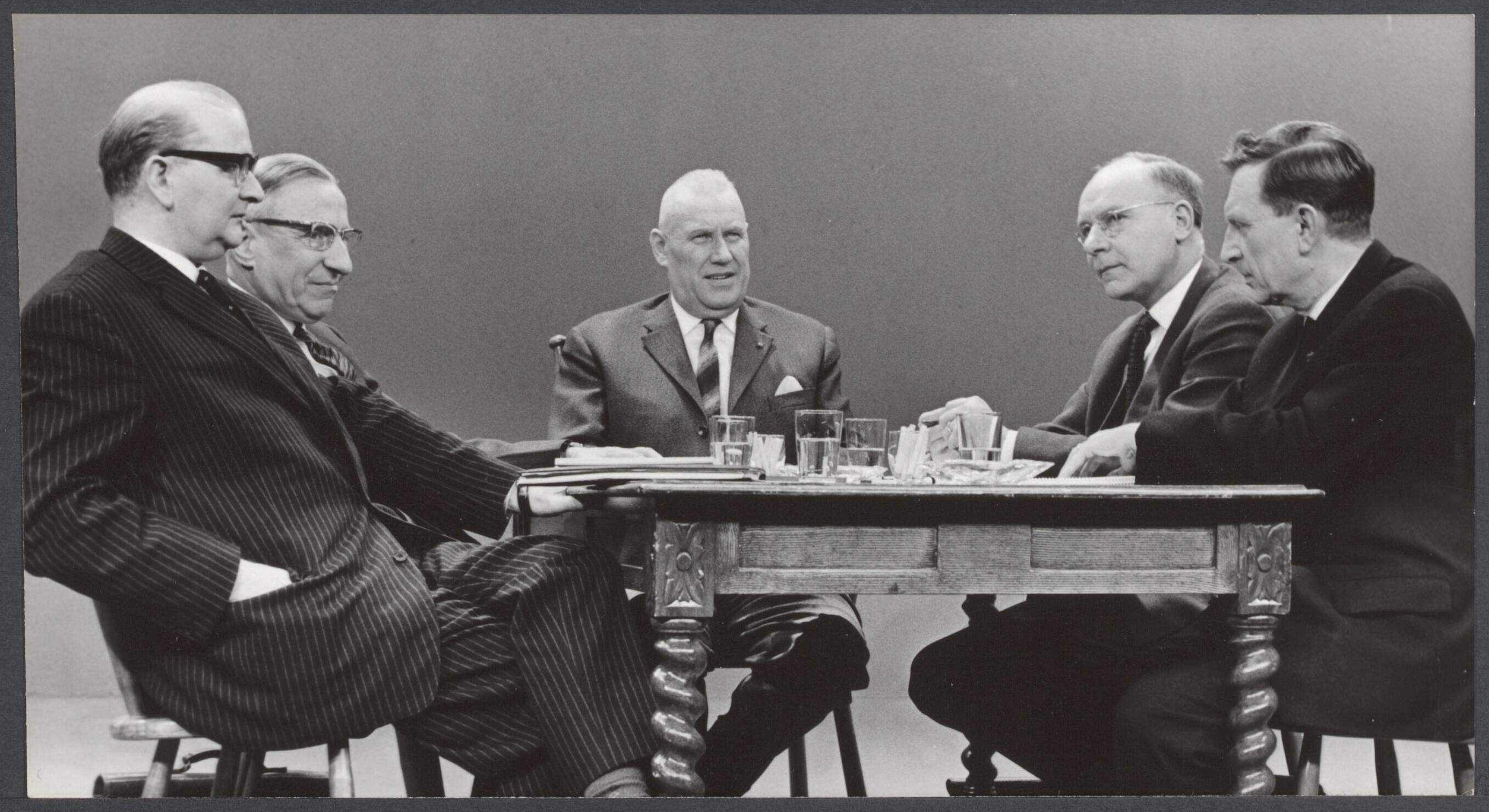 Aether-fora, quiz, intelligentietesten Nederland — Dinsdagavond zonden de KRO en de VARA in een gezamenlijke uitzending een debat uit dat voor de televisie en de radio te horen was. V.l.n.r. dr W.L.P.M. de Kort (KVP), prof. J.E. de Quay (KVP), J.J.G. Boot (burgemeester van Hilversum - voorzitter), prof. dr. ir. A. Vondeling (PvdA) en J.G. Suurhoff (PvdA) — Foto: Gelderen, Hugo van / Anefo. Licentie: Set B: Rechtenvrij / Publiek Domein. Bron: Nationaal Archief. http://hdl.handle.net/10648/a6ac20db-6d64-1dce-8cd8-1e94474a48a3