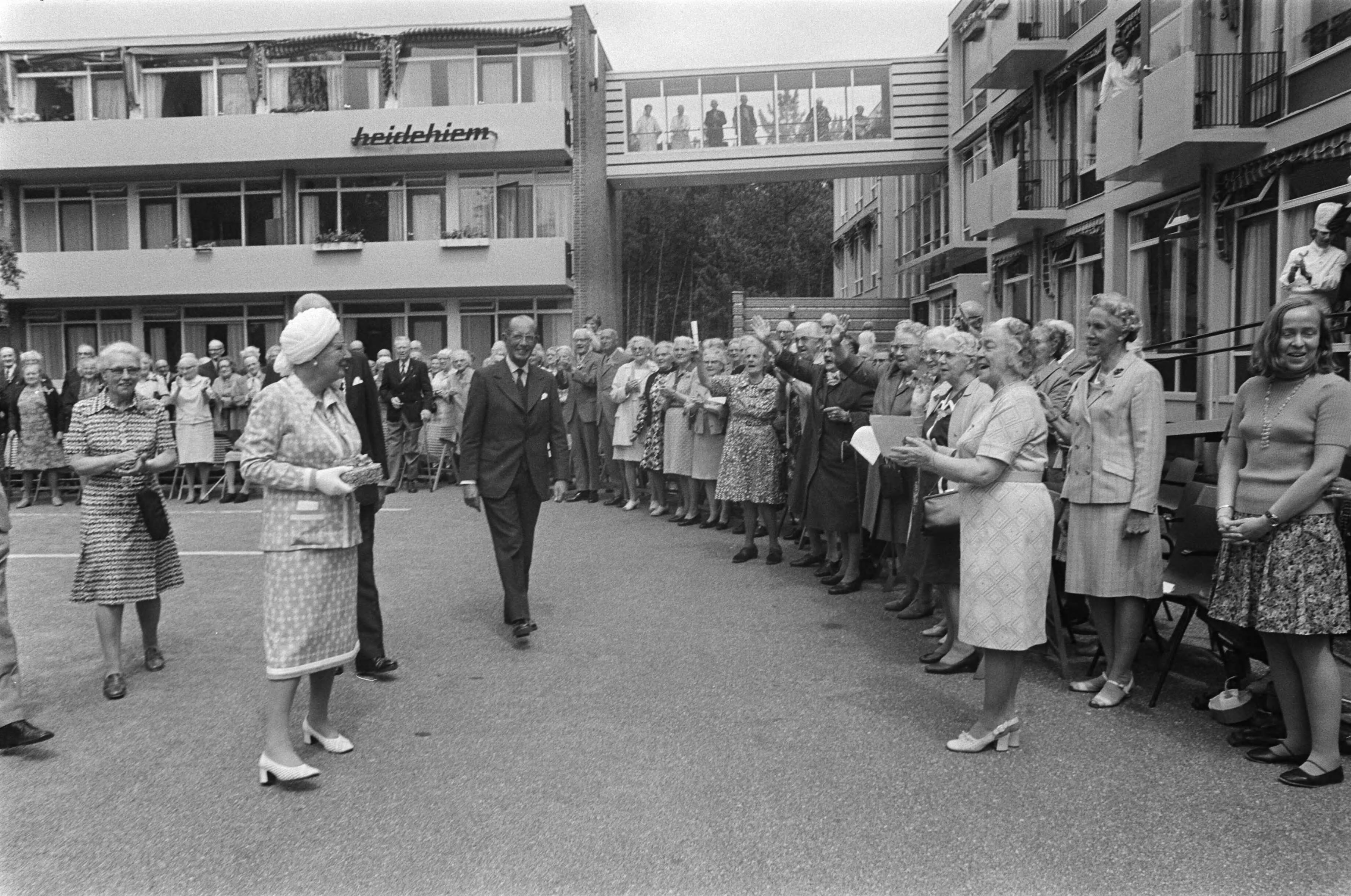 Fotocollectie Anefo — koningin Juliana bezoekt provincie Drenthe — Foto: Peters, Hans / Anefo. Licentie: Set B: Rechtenvrij / Publiek Domein. Bron: Nationaal Archief. http://hdl.handle.net/10648/ac4e007a-d0b4-102d-bcf8-003048976d84