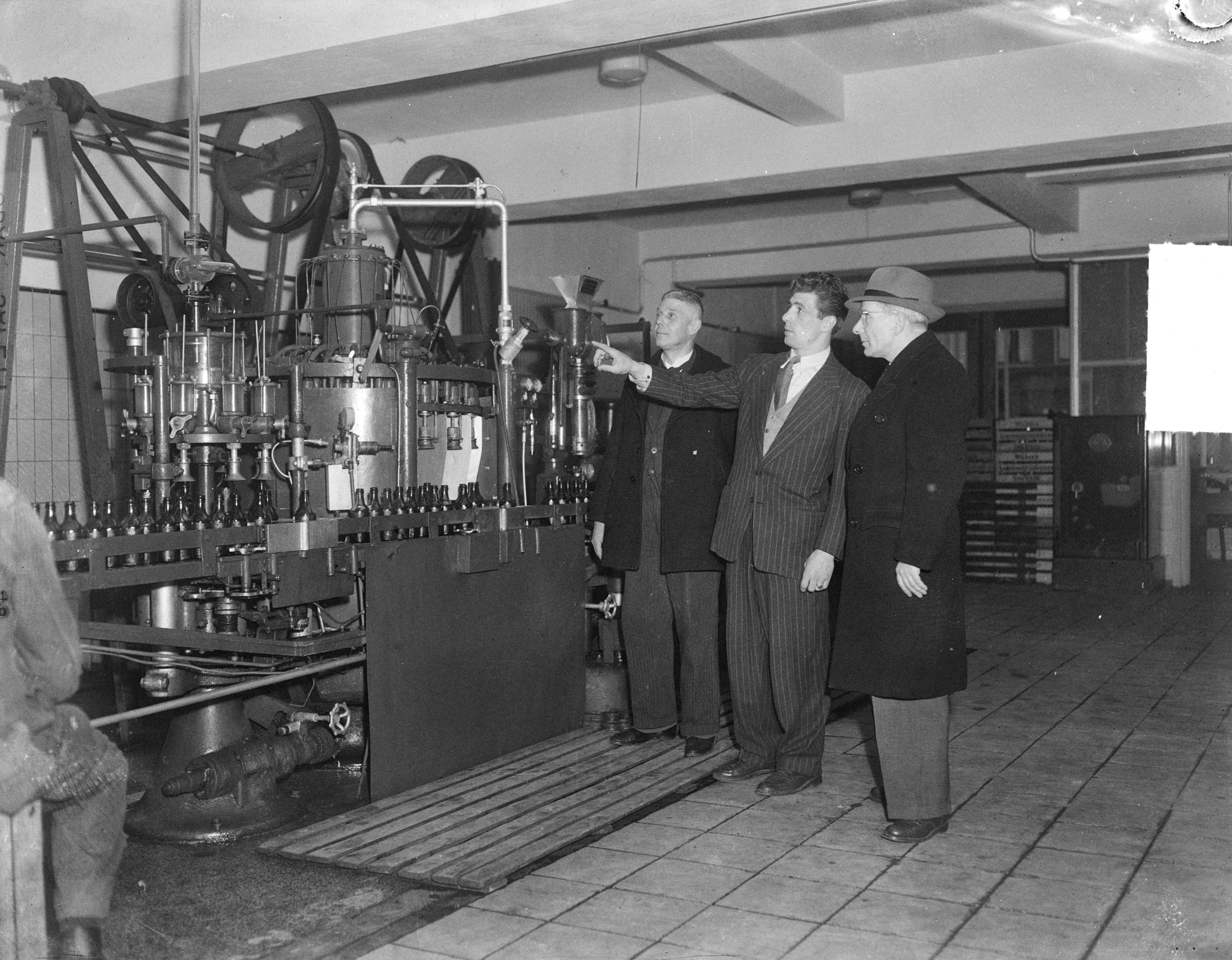 Fotocollectie Anefo — Luc van Dam (bokser) werkzaam in limonadefabriek — Foto: Averink, […] / Anefo. Licentie: Set B: Rechtenvrij / Publiek Domein. Bron: Nationaal Archief. http://hdl.handle.net/10648/a8c51b5a-d0b4-102d-bcf8-003048976d84
