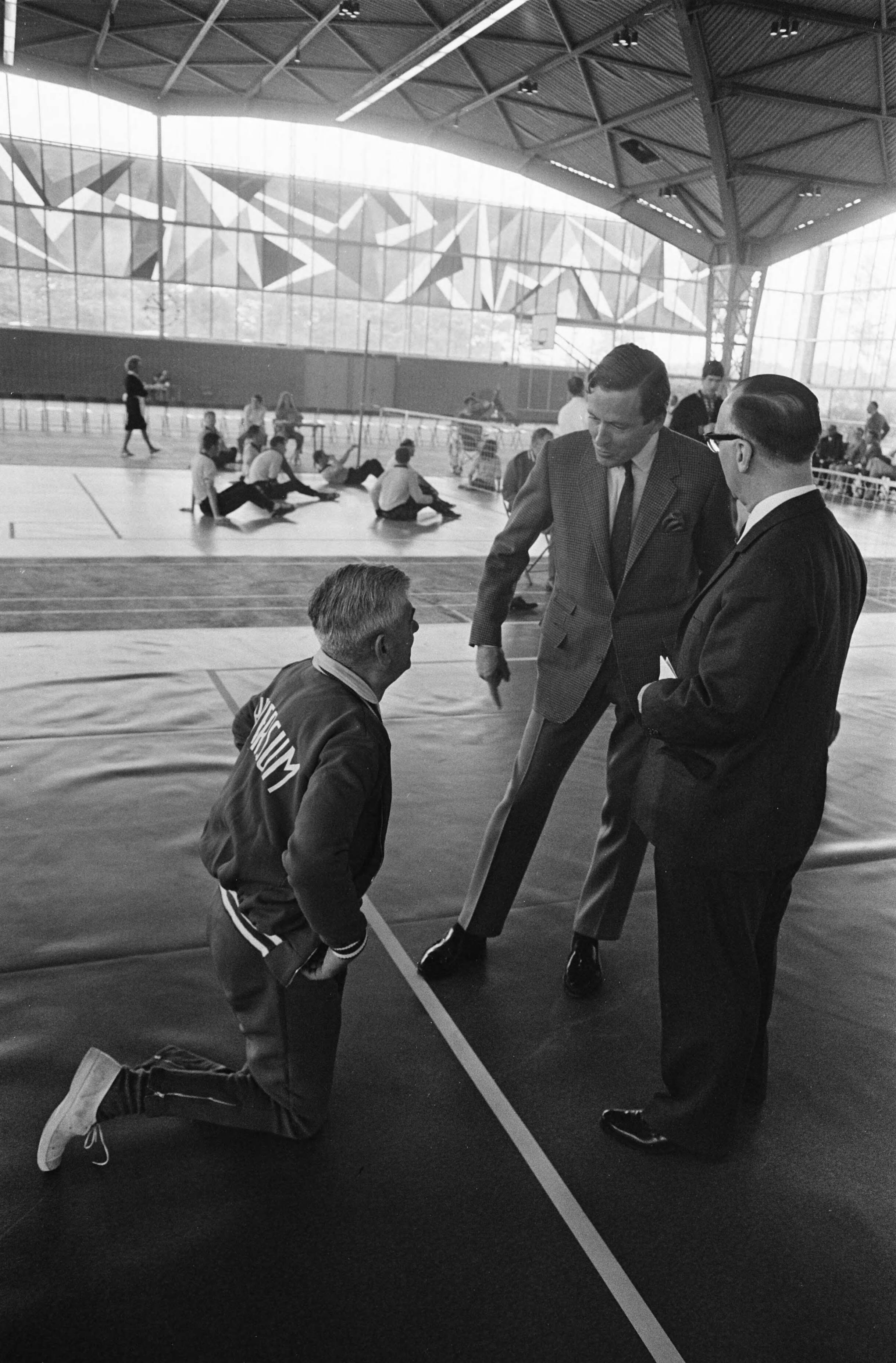 Fotocollectie Anefo — Zijne Koninklijke Hoogheid Prins Claus woont de Landelijke Invaliden Sportdag in Expohal, Hilversum, bij bij tafeltennissers — Foto: Evers, Joost / Anefo. Licentie: Set B: Rechtenvrij / Publiek Domein. Bron: Nationaal Archief. http://hdl.handle.net/10648/ab6c33e8-d0b4-102d-bcf8-003048976d84