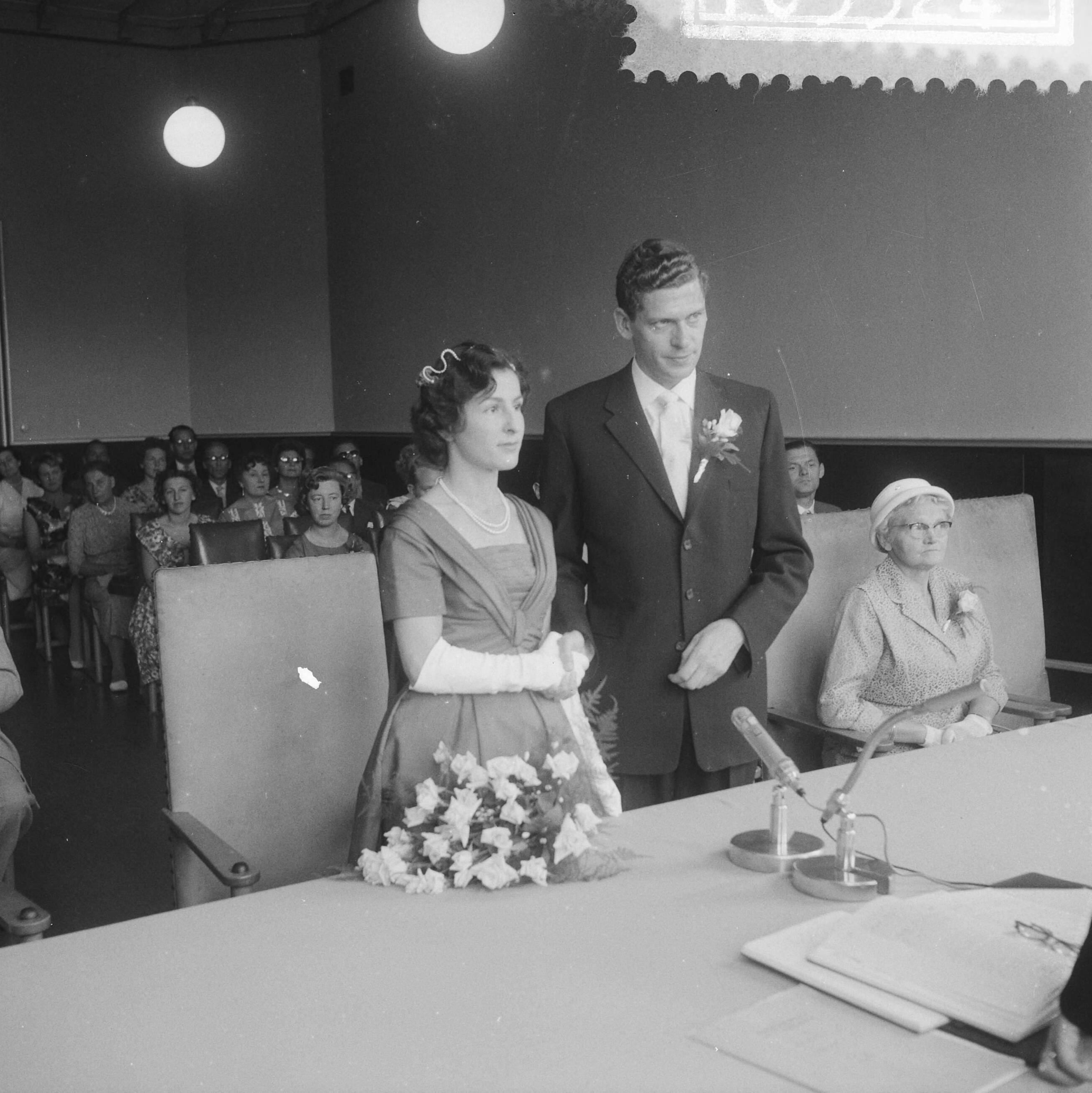 Fotocollectie Anefo — Huwelijk van AVRO-omroepster Ilse Wessel en zanger Jaap Dubbelboer te Baarn — Foto: Noske, J.D. / Anefo. Licentie: Set B: Rechtenvrij / Publiek Domein. Bron: Nationaal Archief. http://hdl.handle.net/10648/a9992be8-d0b4-102d-bcf8-003048976d84