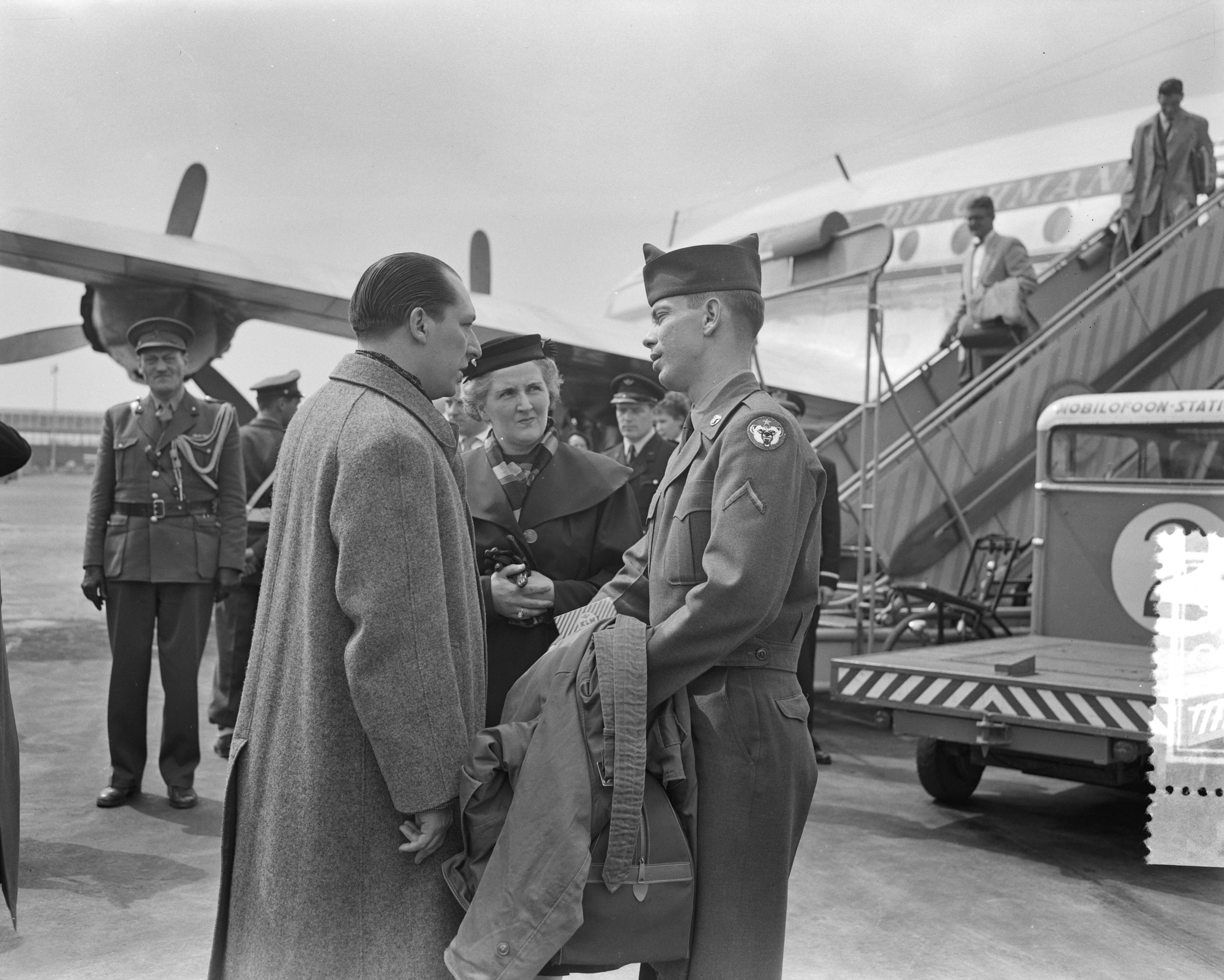 Fotocollectie Anefo — Aankomst John Jung op Schiphol voor de begrafenis van zijn vader Leon Jungschläger, die stierf tijden een proces in Jakarta over vermeende subversieve acties tegen de Indonesische overheid. — Foto: Pot, Harry / Anefo. Licentie: Set B: Rechtenvrij / Publiek Domein. Bron: Nationaal Archief. http://hdl.handle.net/10648/a9473202-d0b4-102d-bcf8-003048976d84