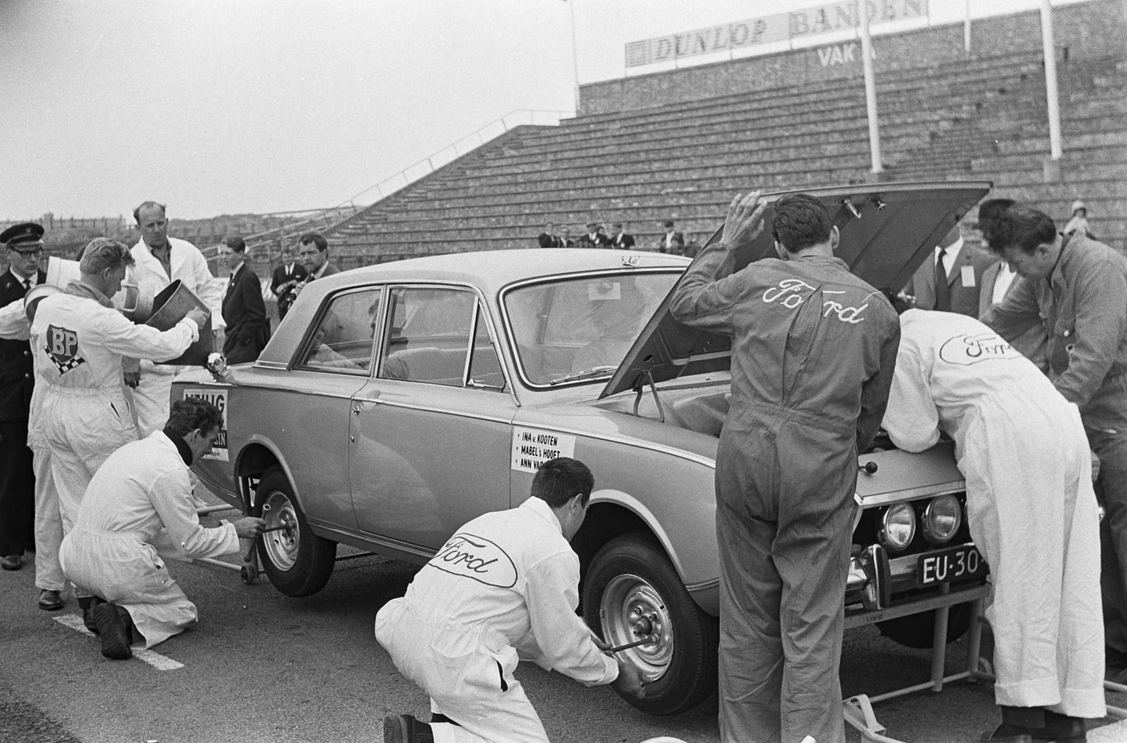 Fotocollectie Anefo — 24-uurs rit op circuit van Zandvoort, Onderhoud aan de auto (een Ford Corsair GT) van de drie vrouwelijke coureurs [Mabel 't Hooft, Ann Vader en Ina van Kooten] — Foto: Evers, Joost / Anefo. Licentie: Set B: Rechtenvrij / Publiek Domein. Bron: Nationaal Archief. http://hdl.handle.net/10648/aab23542-d0b4-102d-bcf8-003048976d84