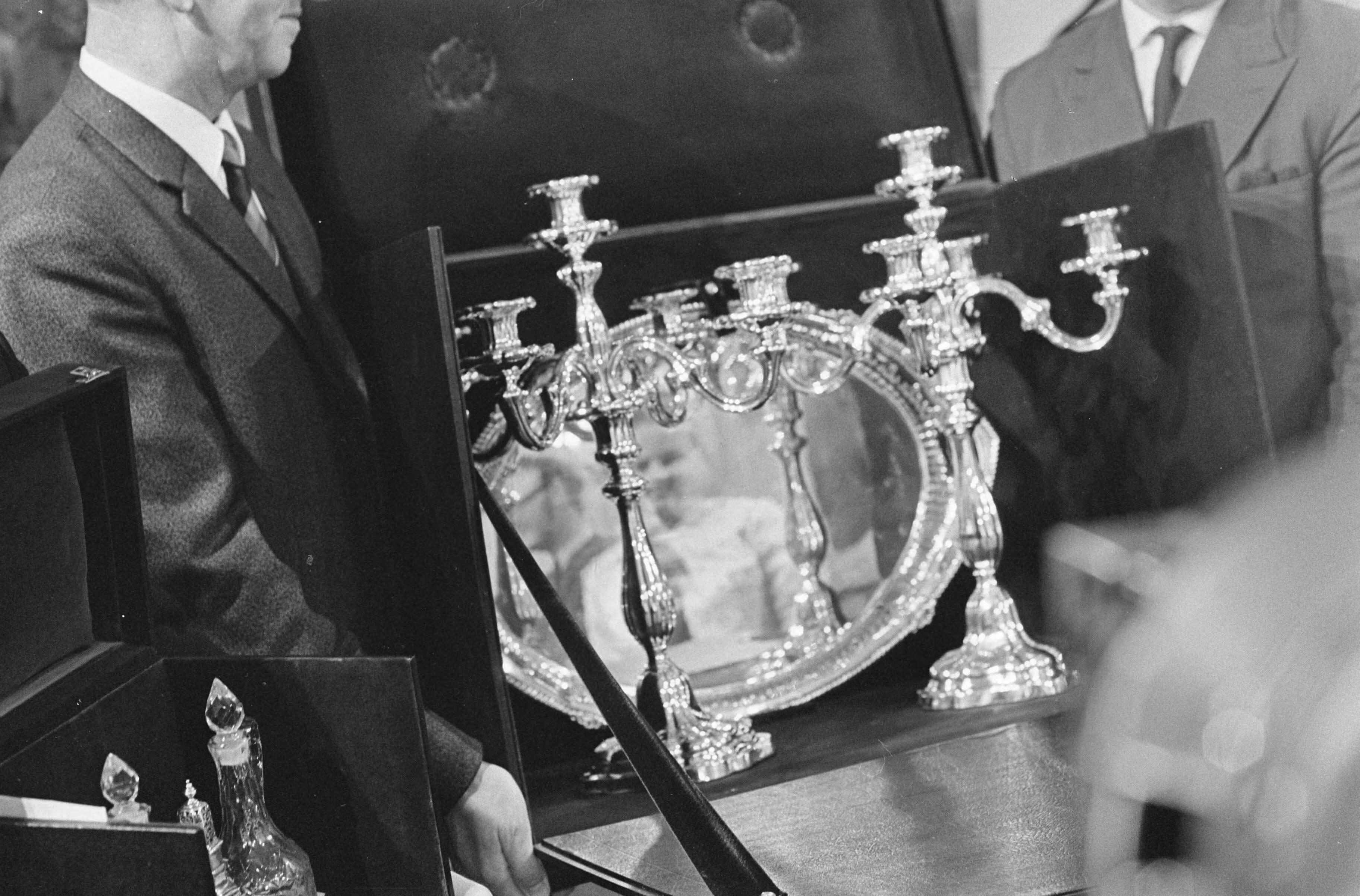 Fotocollectie Anefo — Geschenkendag drie op Paleis Soestdijk , Kamer van Koophandel Den Haag — Foto: Kroon, Ron / Anefo. Licentie: Set B: Rechtenvrij / Publiek Domein. Bron: Nationaal Archief. http://hdl.handle.net/10648/ab0abf96-d0b4-102d-bcf8-003048976d84