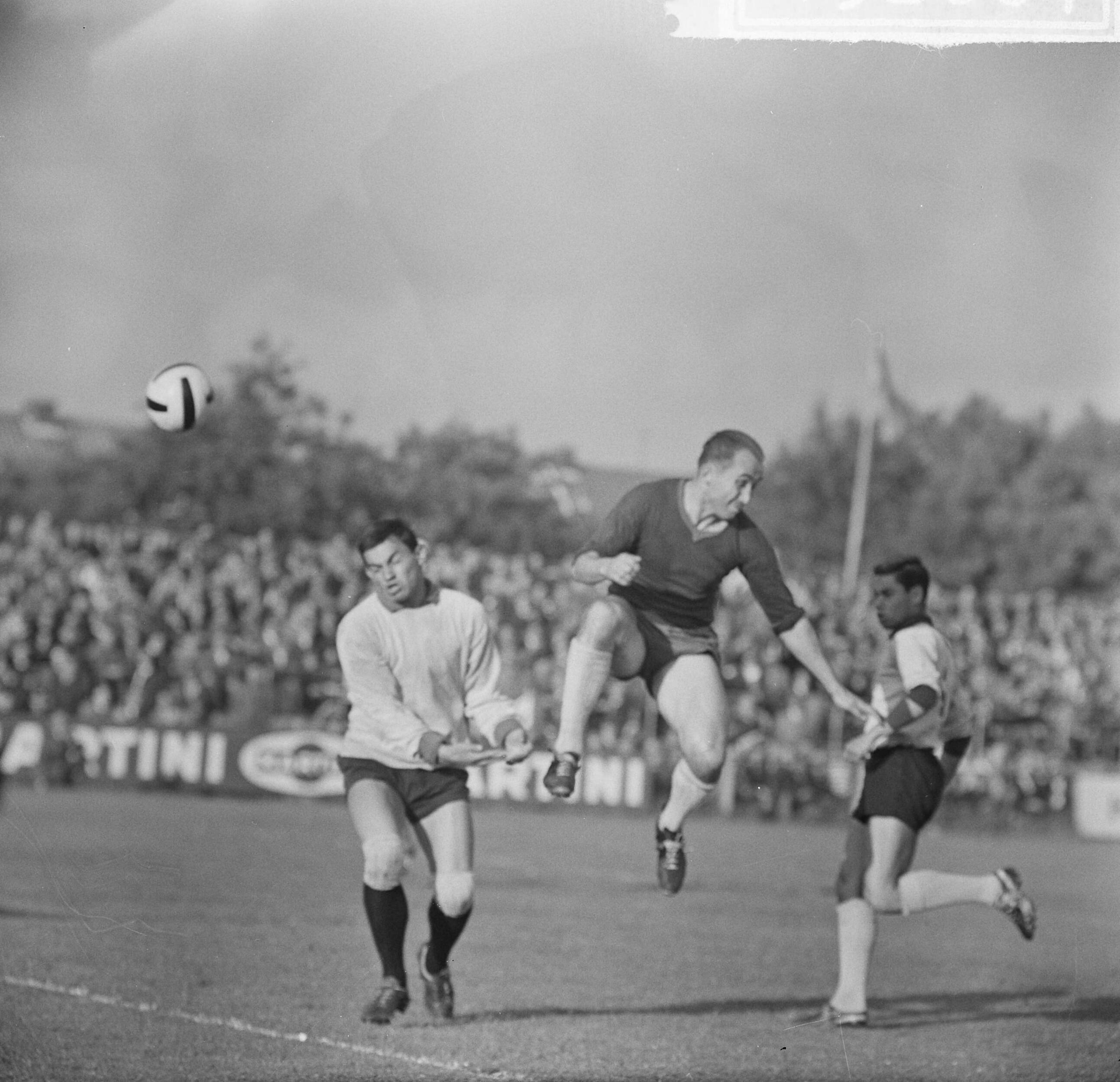 Fotocollectie Anefo — Voetbal. Haarlem kampioen 2e Divisie B door 6-0 overwinning op Wilhelmina. Spelmoment — Foto: Nijs, Jac. de / Anefo. Licentie: Set B: Rechtenvrij / Publiek Domein. Bron: Nationaal Archief. http://hdl.handle.net/10648/aa3afab8-d0b4-102d-bcf8-003048976d84