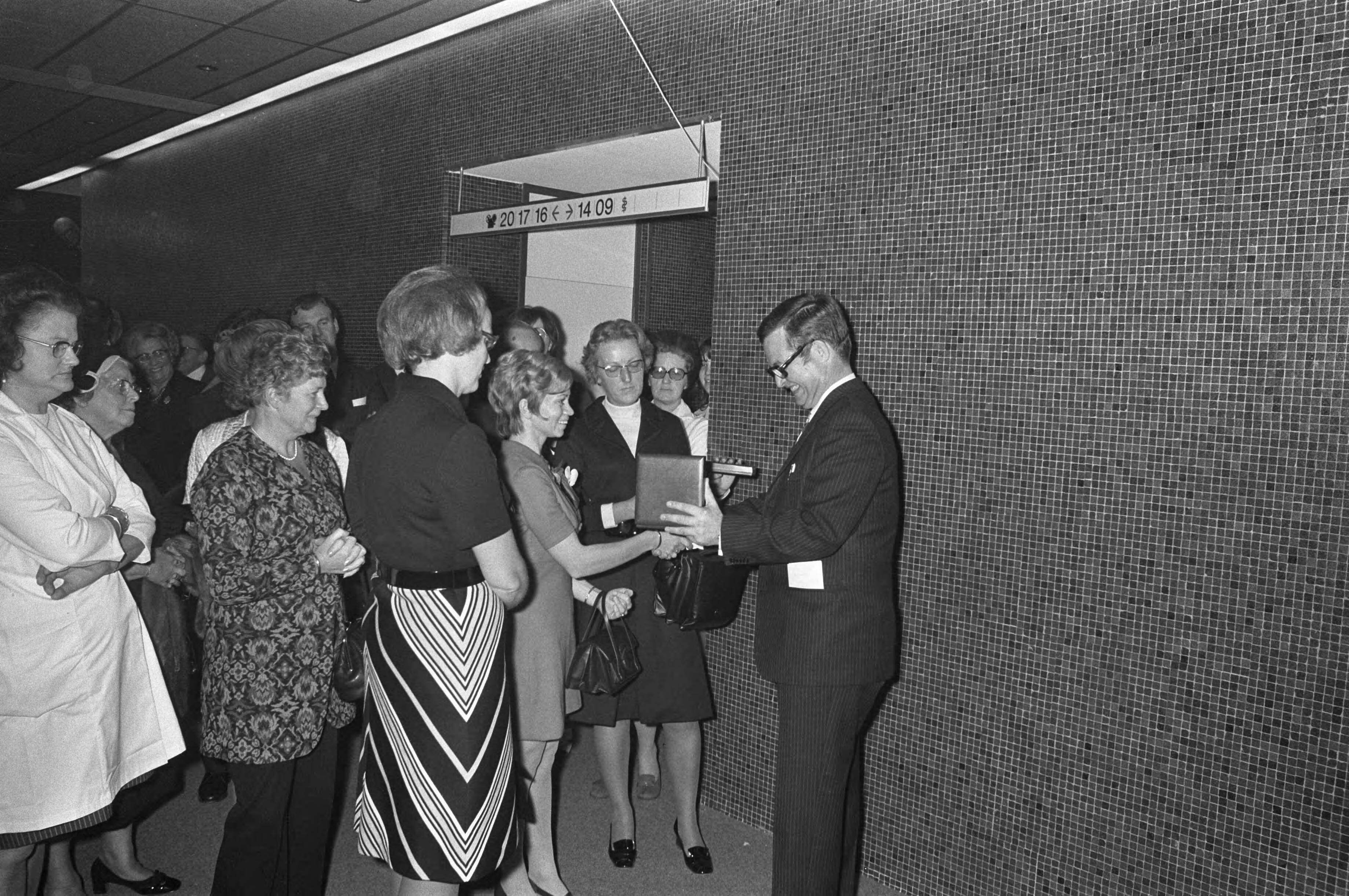 Fotocollectie Anefo — Opening hoofdkantoor Albert Heyn te Zaandam — Foto: Punt, W. / Anefo. Licentie: Set B: Rechtenvrij / Publiek Domein. Bron: Nationaal Archief. http://hdl.handle.net/10648/abd7c43c-d0b4-102d-bcf8-003048976d84