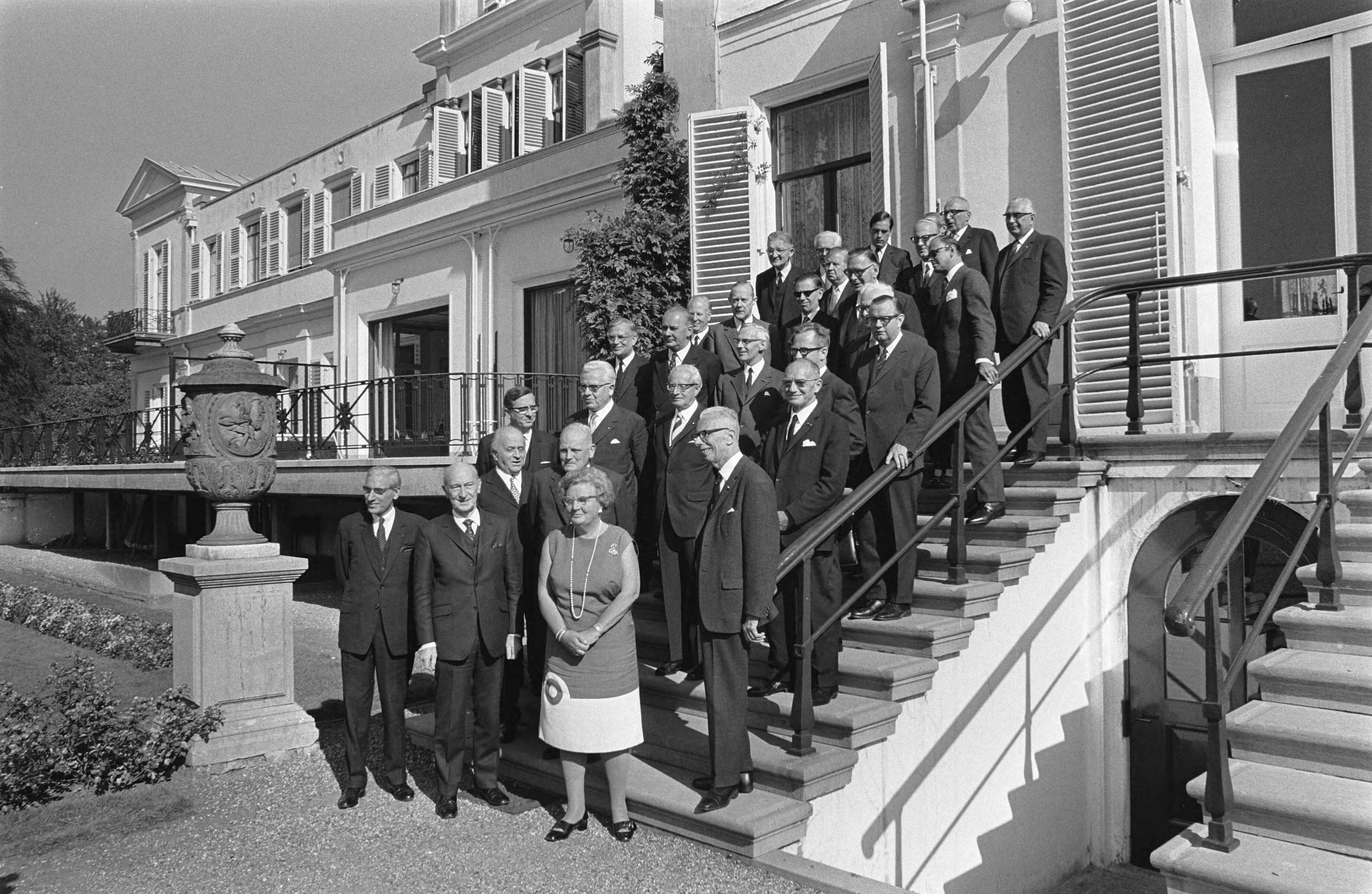 Fotocollectie Anefo — Koningin Juliana ontvangt op paleis Soestdijk het Hof van Justitie der Europese Gemeenschappen en leden van Hoge Raad der Nederlanden — Foto: Evers, Joost / Anefo. Licentie: Set B: Rechtenvrij / Publiek Domein. Bron: Nationaal Archief. http://hdl.handle.net/10648/aba51b2c-d0b4-102d-bcf8-003048976d84