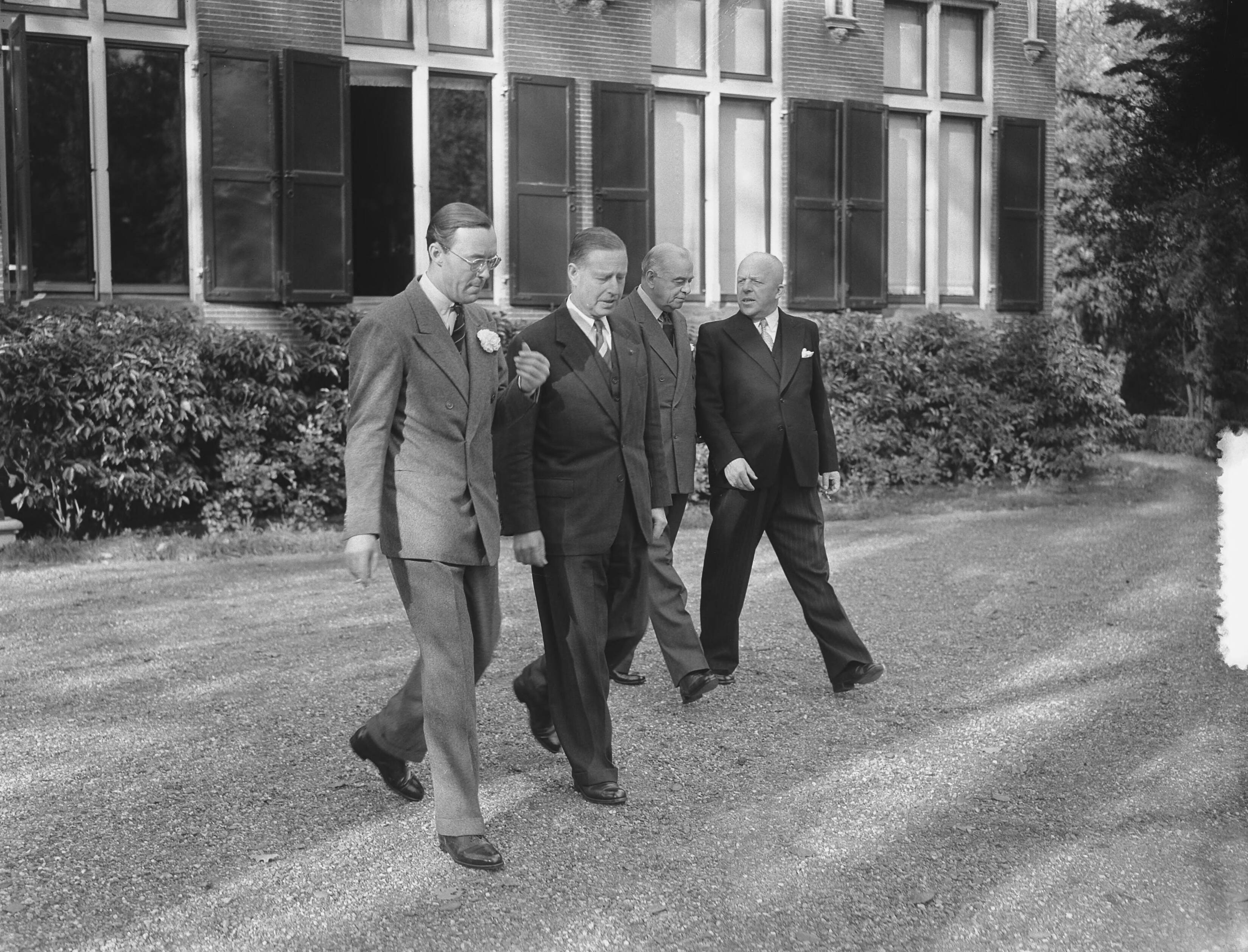 Koningin Juliana ontvangt Lord en Lady Ismay op Raaphorst te Wassenaar — Foto: Bilsen, Joop van / Anefo. — Licentie: Set B: Rechtenvrij / Publiek Domein. Bron: Nationaal Archief. http://hdl.handle.net/10648/a9019efe-d0b4-102d-bcf8-003048976d84