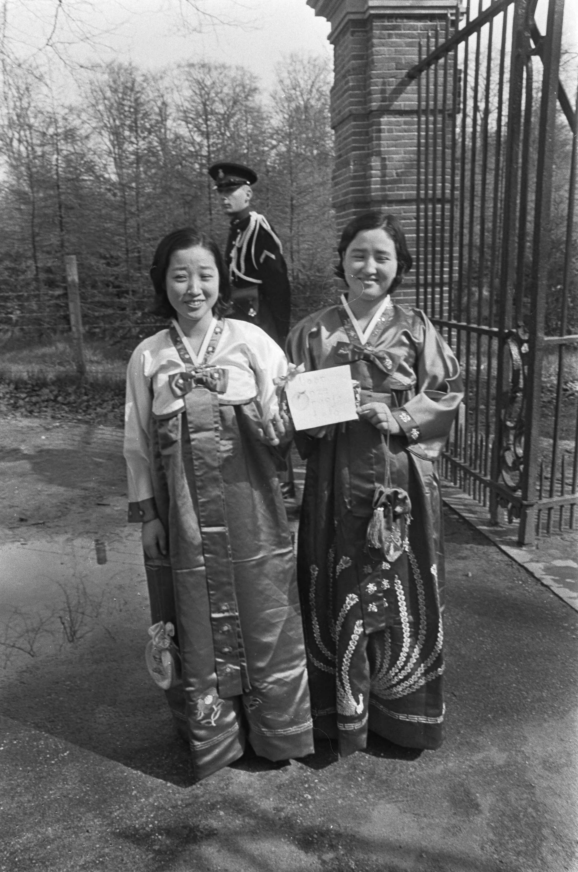 Fotocollectie Anefo — Koreaanse meisjes bij Drakenstein brachten sokjes — Foto: Nijs, Jac. de / Anefo. Licentie: Set B: Rechtenvrij / Publiek Domein. Bron: Nationaal Archief. http://hdl.handle.net/10648/ab154f92-d0b4-102d-bcf8-003048976d84