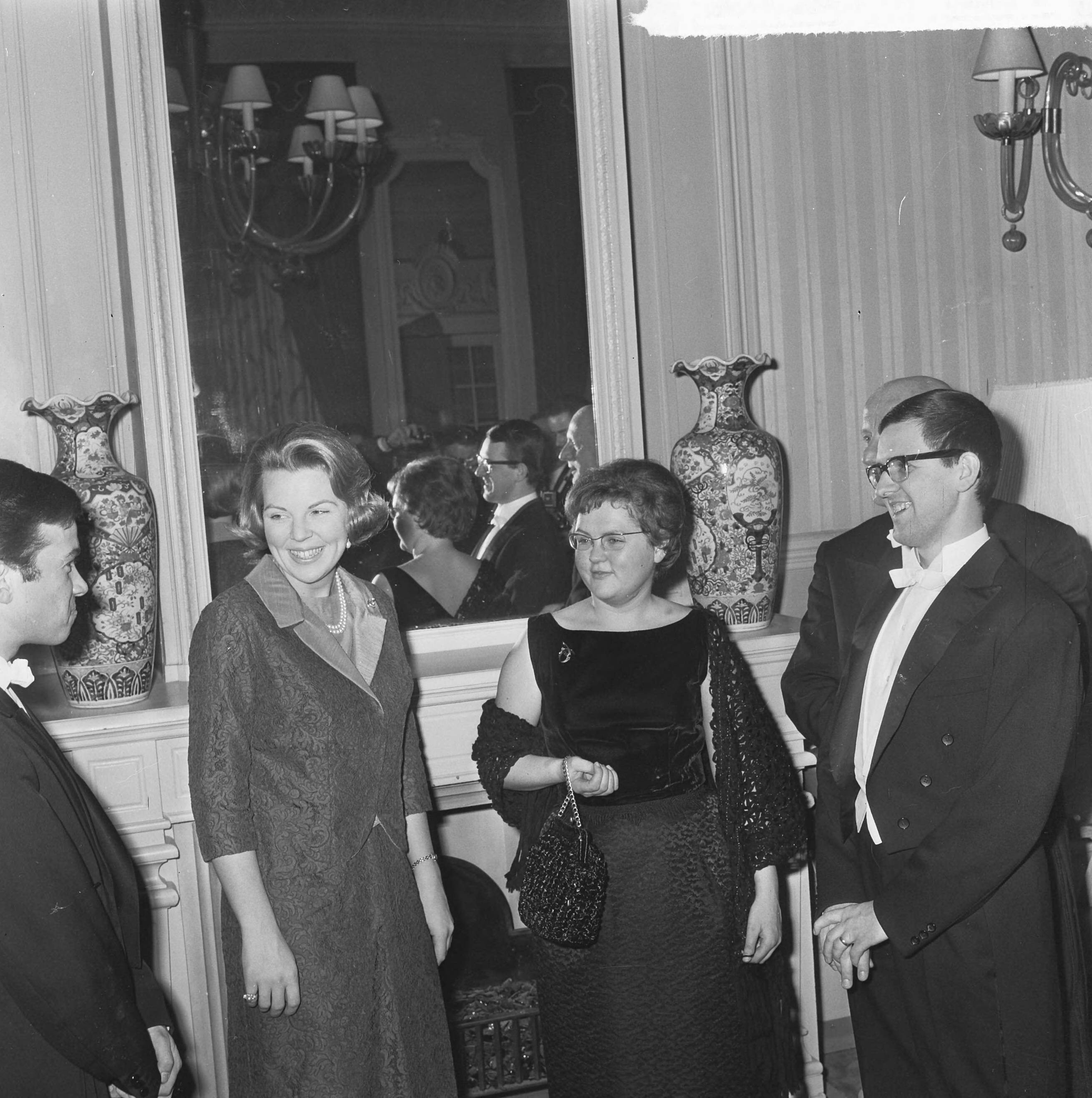 Fotocollectie Anefo — Prinses Beatrix heeft in de Kurzaal te Scheveningen de einduitvoering van het Koninklijk Conservatorium bijgewoond — Foto: Koch, Eric / Anefo. Licentie: Set B: Rechtenvrij / Publiek Domein. Bron: Nationaal Archief. http://hdl.handle.net/10648/aa8818a2-d0b4-102d-bcf8-003048976d84
