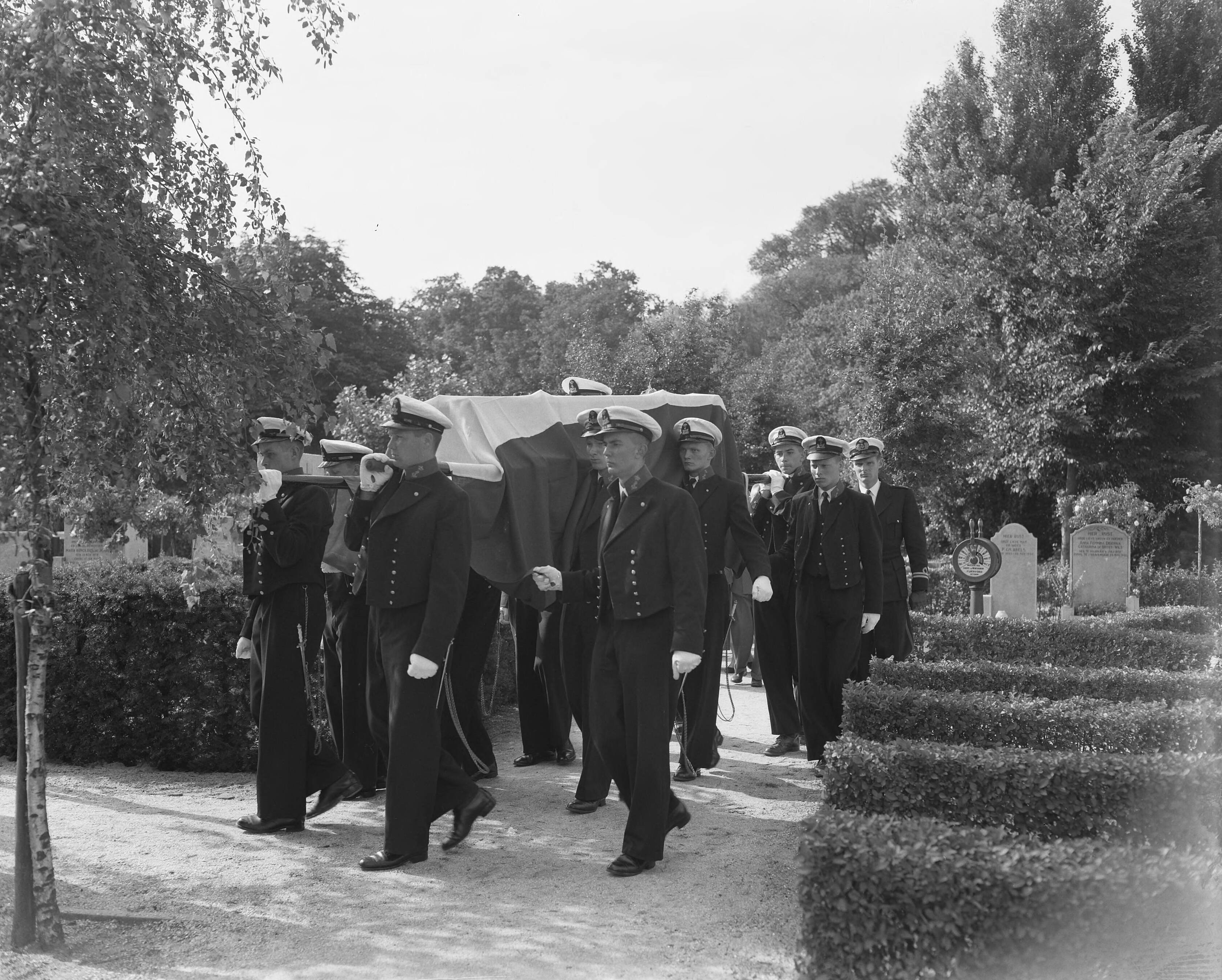 Fotocollectie Anefo — Marinebegrafenis van adelborst Hendriks te Den Haag — Foto: Meijer, T.A. / Anefo. Licentie: Set B: Rechtenvrij / Publiek Domein. Bron: Nationaal Archief. http://hdl.handle.net/10648/a92642d6-d0b4-102d-bcf8-003048976d84