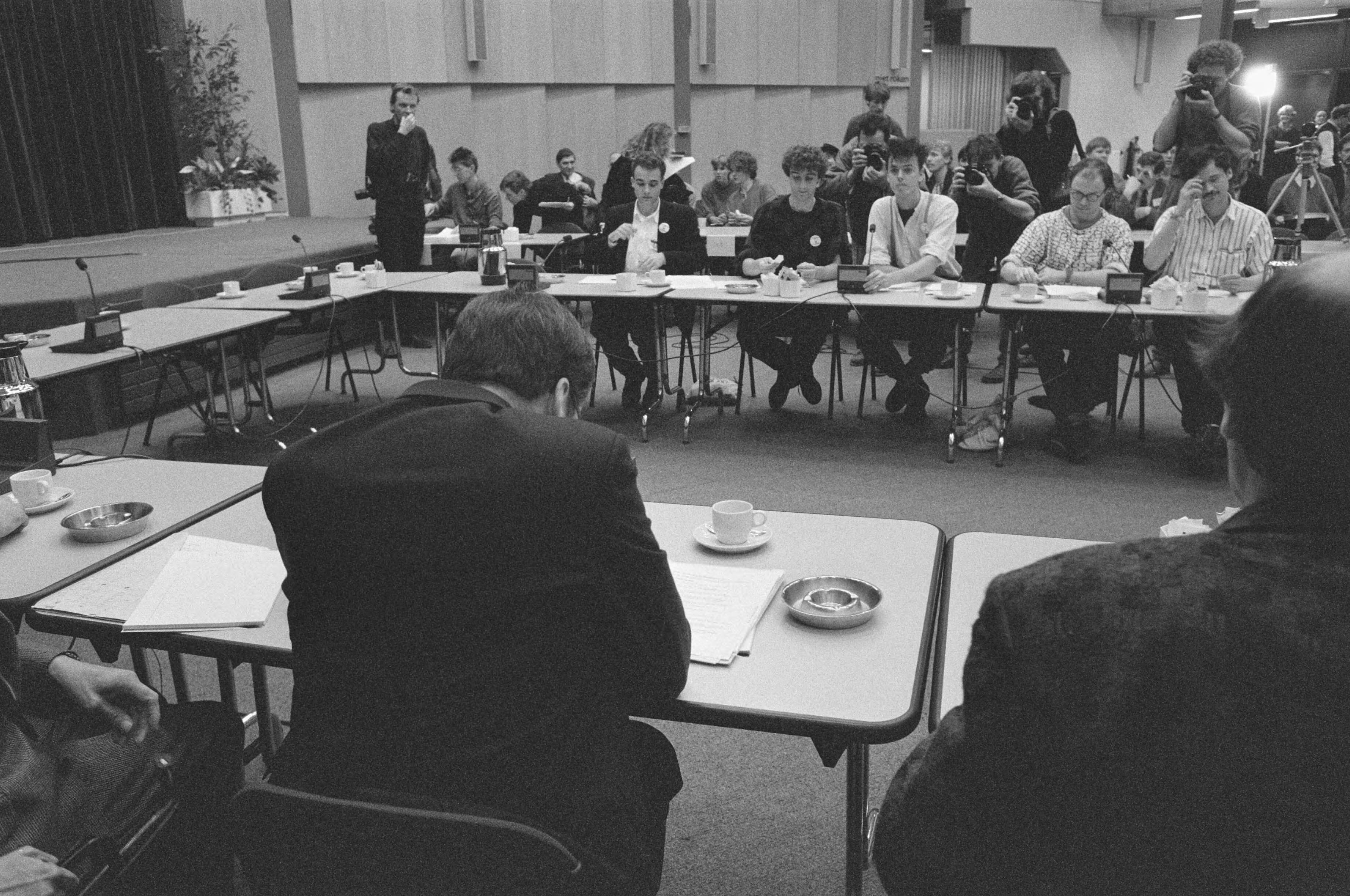 Fotocollectie Anefo — Zoetermeer, minister Deetman praat met vertegenwoordiger studentenorganisaties; tijdens overleg — Foto: Croes, Rob C. / Anefo. Licentie: Set B: Rechtenvrij / Publiek Domein. Bron: Nationaal Archief. http://hdl.handle.net/10648/ad6ef98c-d0b4-102d-bcf8-003048976d84