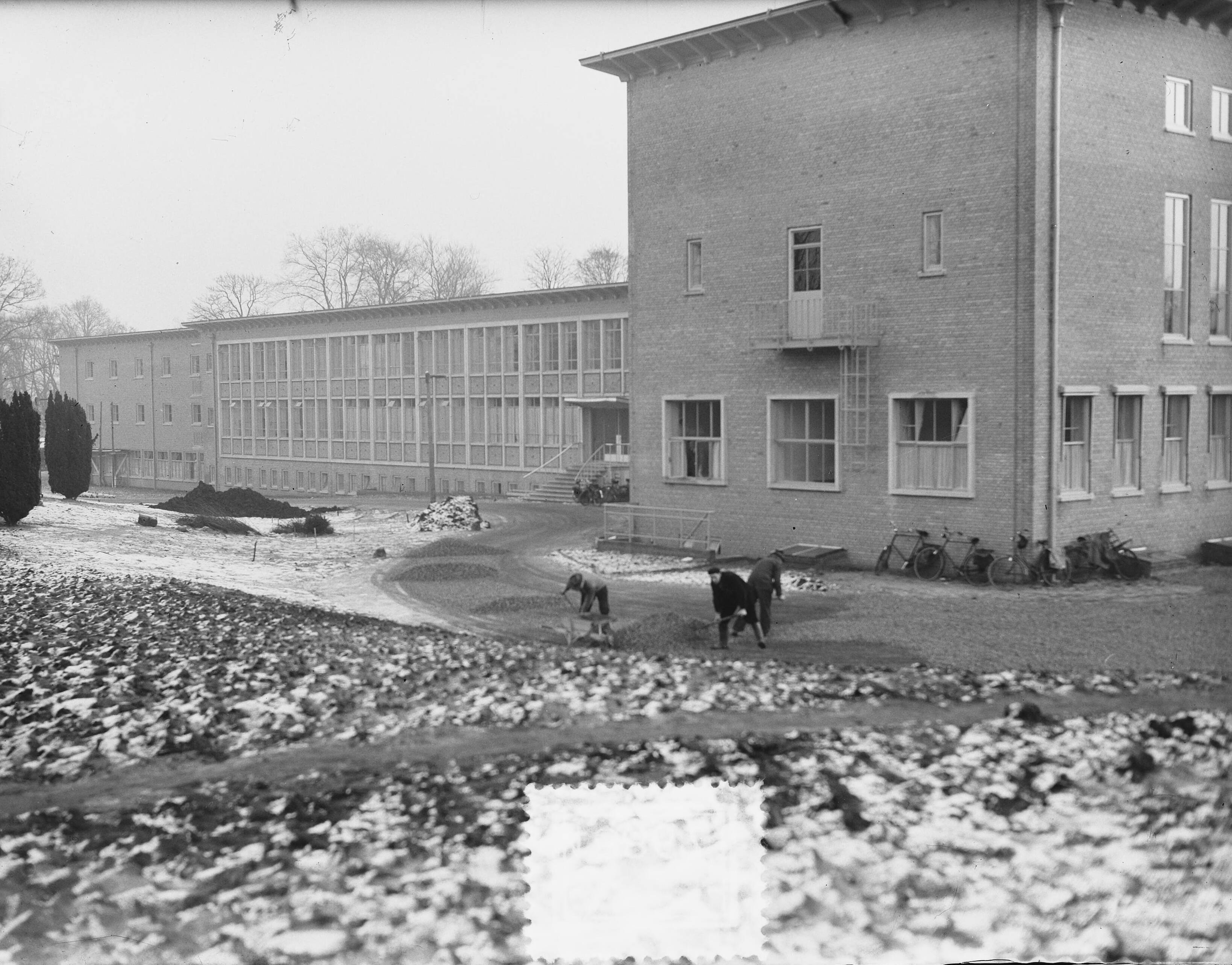 Fotocollectie Anefo — Studentensanatorium te Laren — Foto: Oorschot, […] van / Anefo. Licentie: Set B: Rechtenvrij / Publiek Domein. Bron: Nationaal Archief. http://hdl.handle.net/10648/a8f31848-d0b4-102d-bcf8-003048976d84