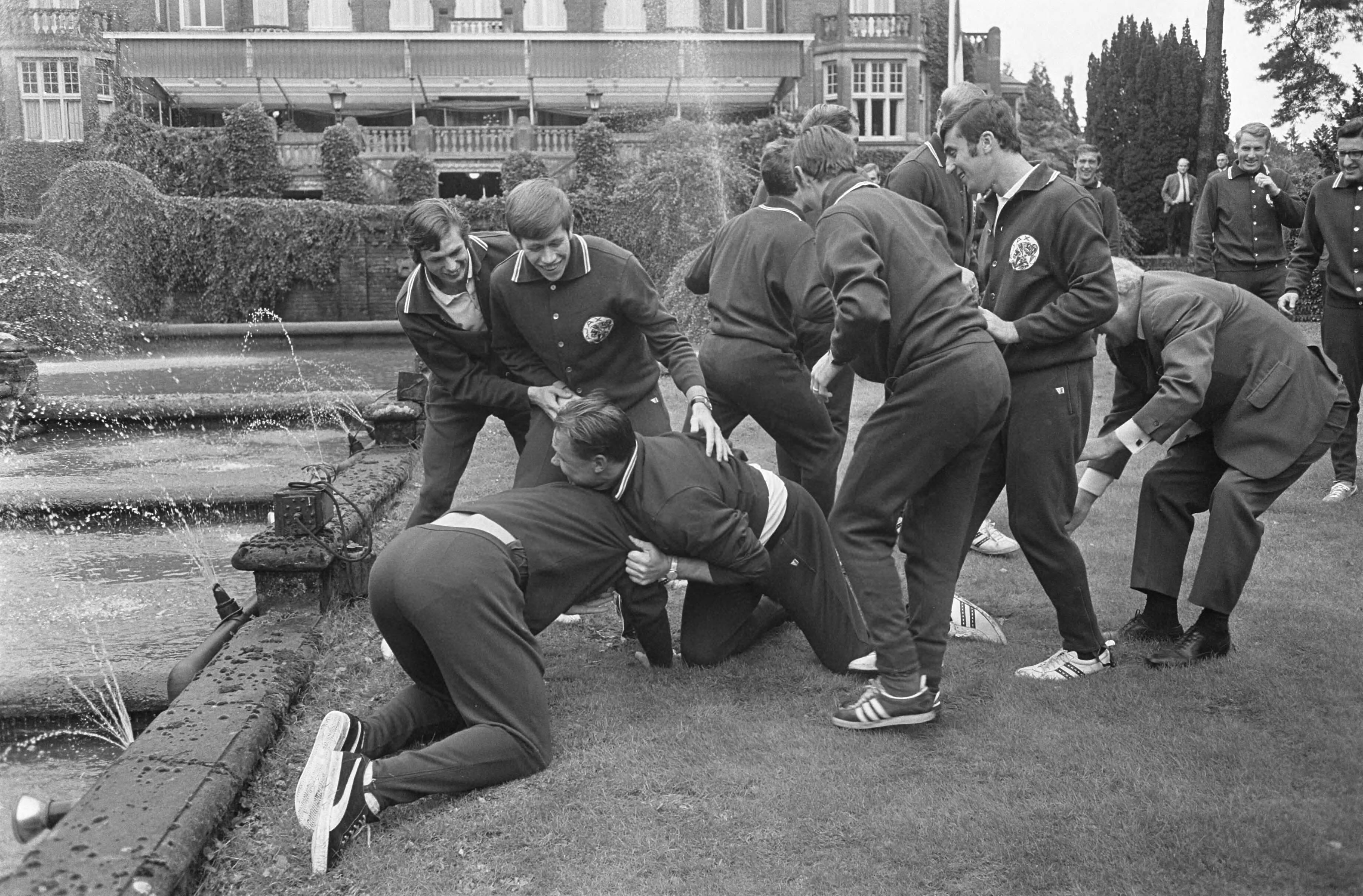 Ajax is in trainingskamp in hotel De Hooge Vuursche ter voorbereiding op de wedstrijd tegen FC Nurnberg — Baarn|voetbal |trainingen|Utrecht (prov.)|AJAX — Foto: Fotograaf Onbekend / Anefo. Licentie: Set B: Rechtenvrij / Publiek Domein. Bron: Nationaal Archief. http://hdl.handle.net/10648/ab4f6e16-d0b4-102d-bcf8-003048976d84