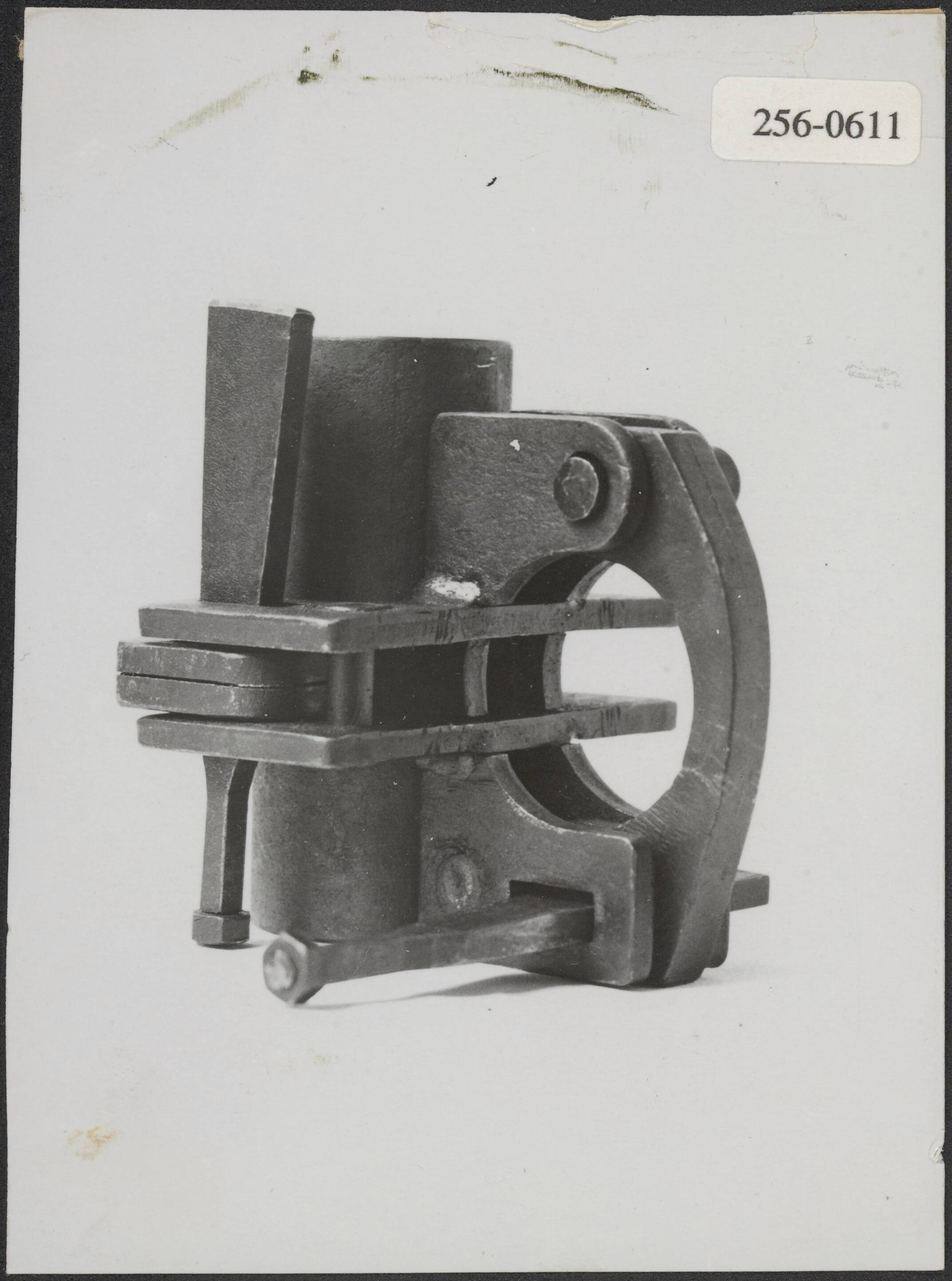 Fotocollectie Arbeidsinspectie — Stalen steigerklem type 1949 van fabrikant Ruuk Mulder te Haarlem — Foto: Onbekend / Publiek Domein of Rechtenvrij. Licentie: Set B: Rechtenvrij / Publiek Domein. Bron: Nationaal Archief. http://hdl.handle.net/10648/ad9eff9c-d0b4-102d-bcf8-003048976d84