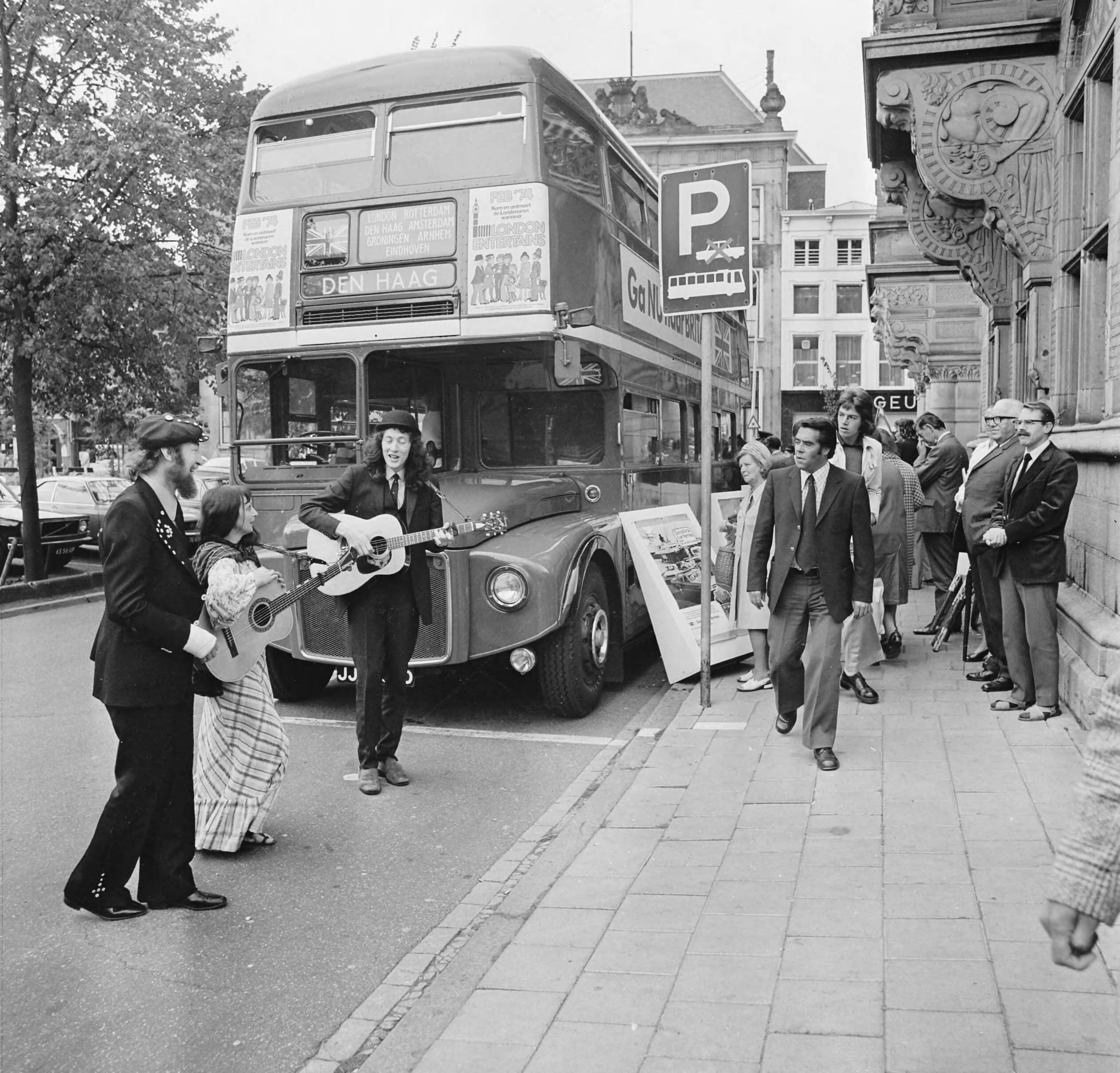 Fotocollectie Anefo — Londense dubbeldekbus in Den Haag ter bevordering van toerisme — Foto: Mieremet, Rob / Anefo. Licentie: Set B: Rechtenvrij / Publiek Domein. Bron: Nationaal Archief. http://hdl.handle.net/10648/ac37ba86-d0b4-102d-bcf8-003048976d84