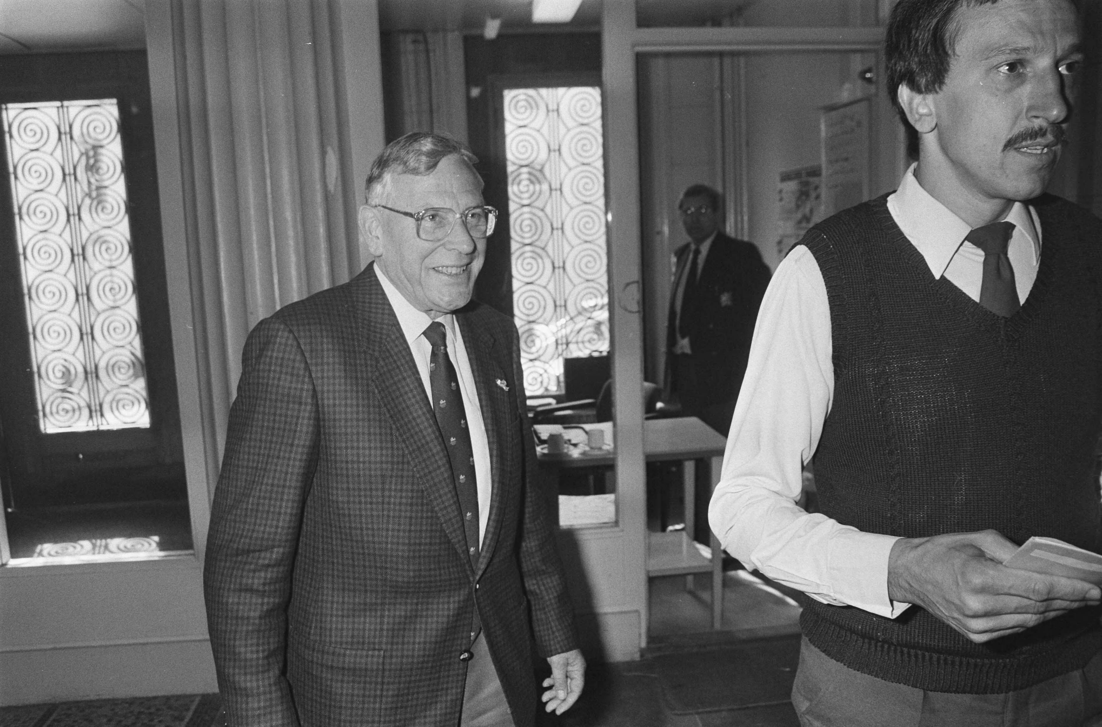 Fotocollectie Anefo — Voortzetting APB-proces in Maastricht; een van de getuigen, de voormalige hoofddirecteur van APB, dr. mr. N.H. Wiarda — Foto: Molendijk, Bart / Anefo. Licentie: Set B: Rechtenvrij / Publiek Domein. Bron: Nationaal Archief. http://hdl.handle.net/10648/ad568f0a-d0b4-102d-bcf8-003048976d84