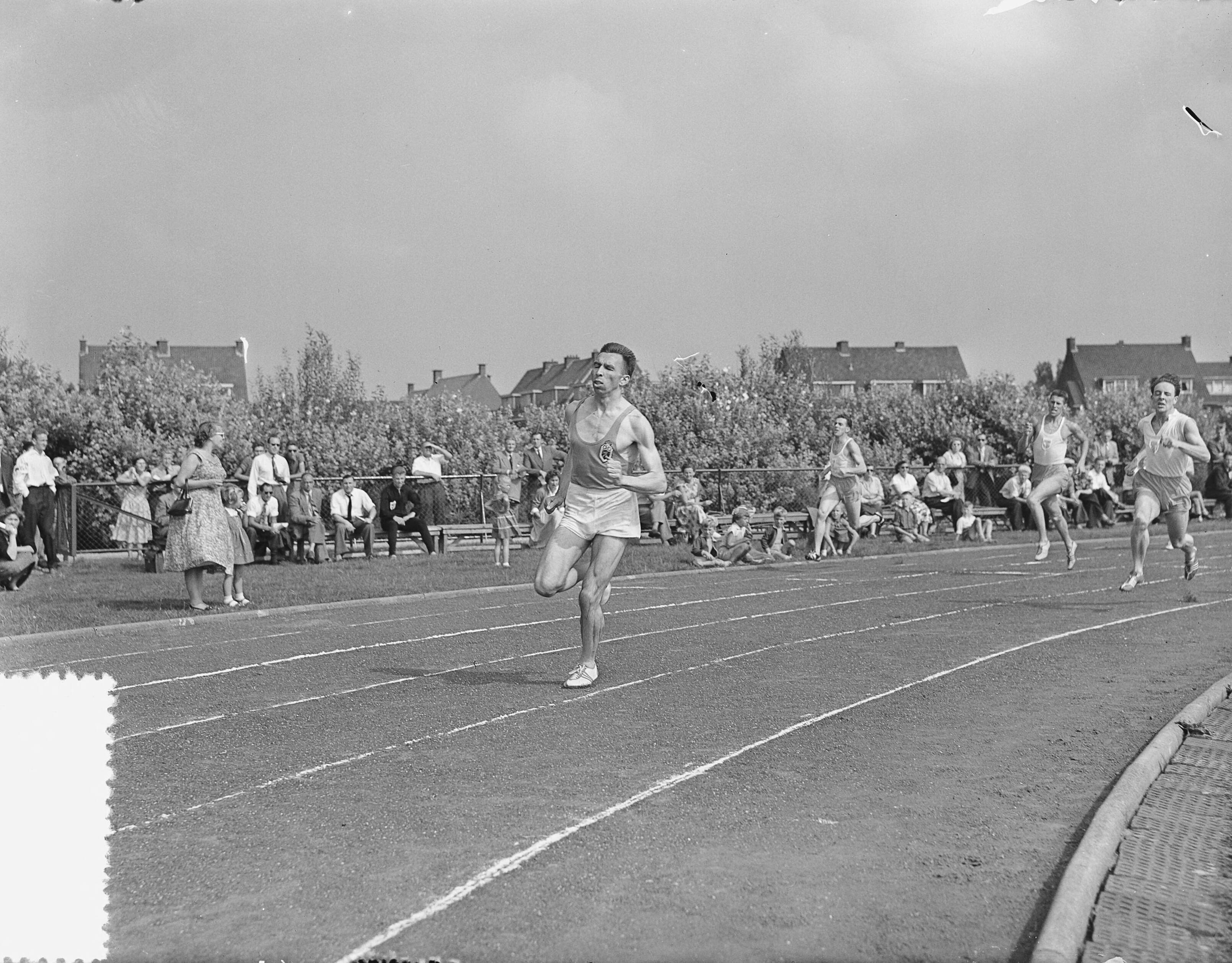 Fotocollectie Anefo — Atletiek. Landenontmoeting Nederland-België. 400 m heren. Vooraan de latere winnaar Roger Moens (België) — Foto: Bilsen, Joop van / Anefo. Licentie: Set B: Rechtenvrij / Publiek Domein. Bron: Nationaal Archief. http://hdl.handle.net/10648/a93a2332-d0b4-102d-bcf8-003048976d84