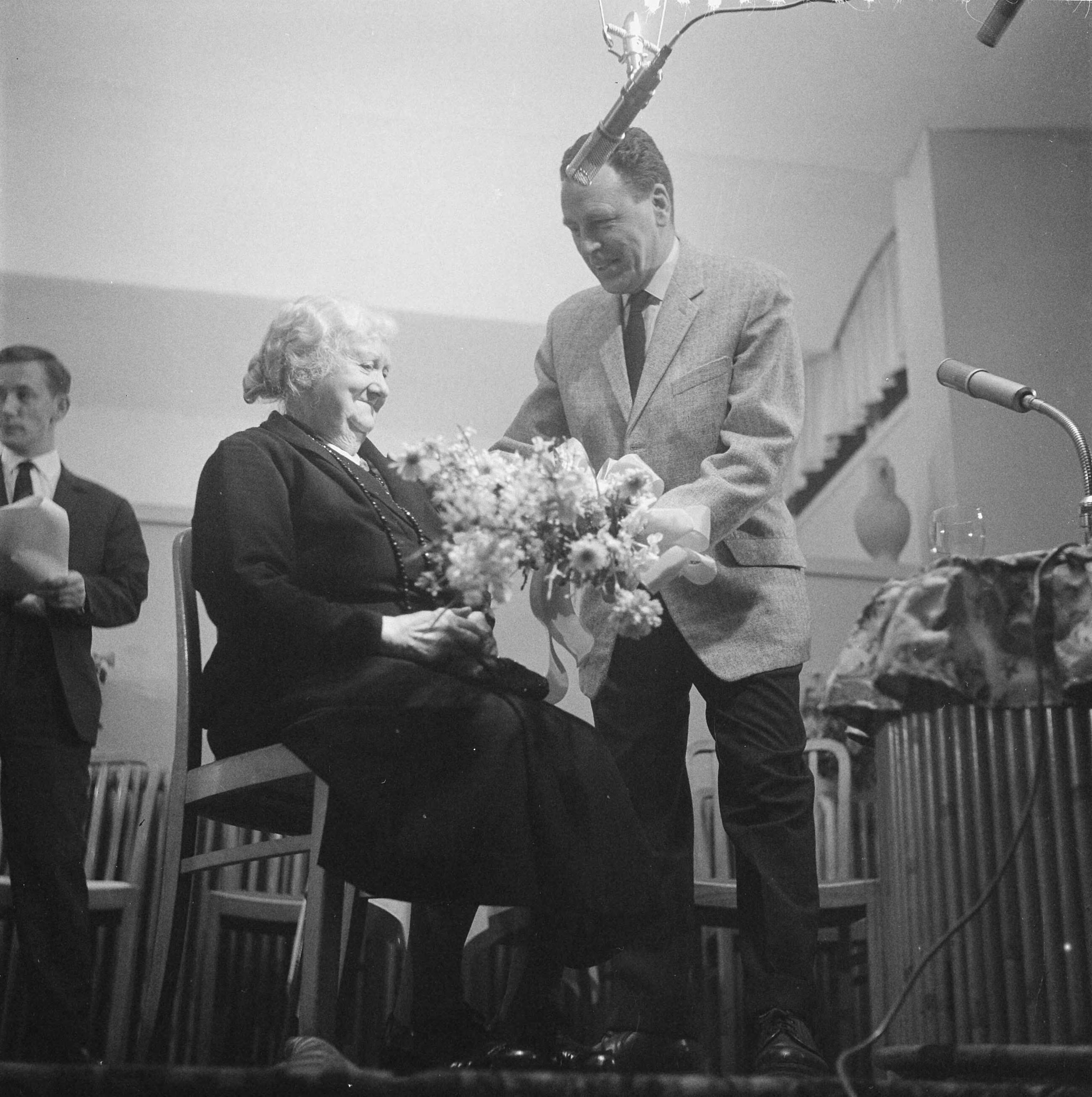 Fotocollectie Anefo — VARA-radioprogramma "Dit is uw Leven". mevrouw H. ter Hall-Köhler met presentator Bert Garthoff — Foto: Nijs, Jac. de / Anefo. Licentie: Set B: Rechtenvrij / Publiek Domein. Bron: Nationaal Archief. http://hdl.handle.net/10648/a9f7e5ac-d0b4-102d-bcf8-003048976d84